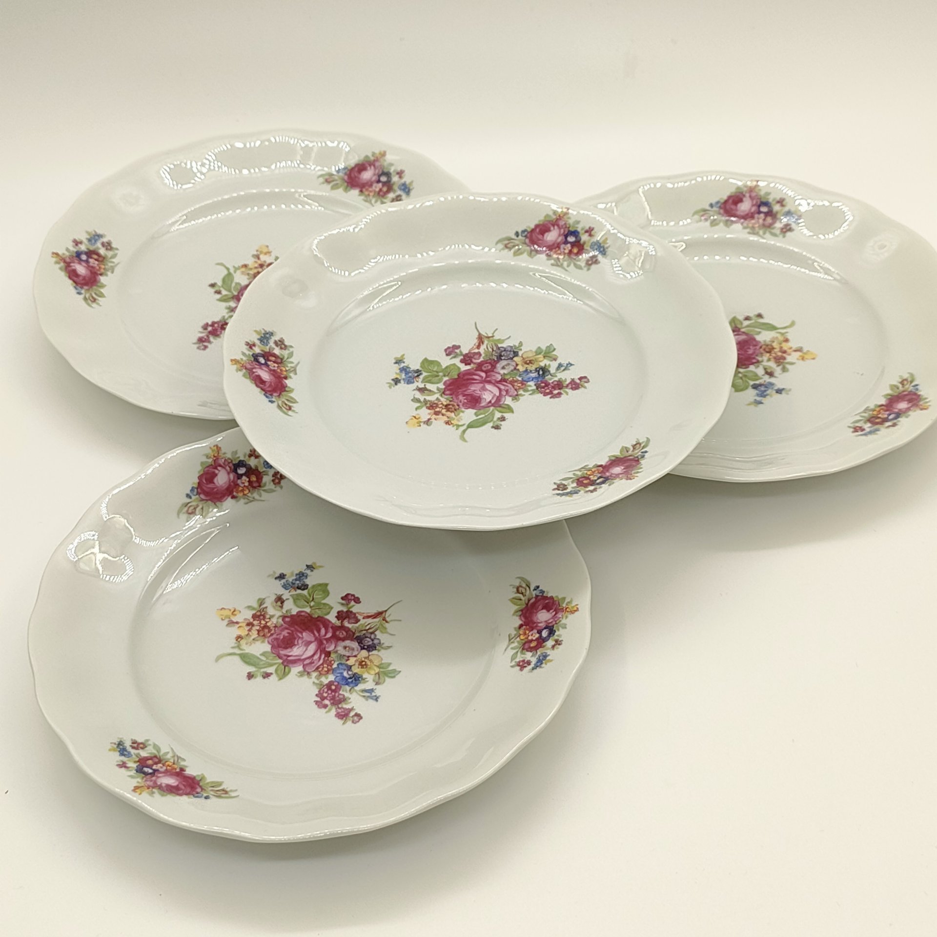 Набор из 4-х десертных тарелок, украшенных мейсенским букетом, фарфор, деколь, Karolina (Фарфоровая мануфактура «Каролина», Польша), Польша, 1960-1980 гг.