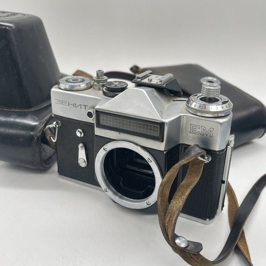 Фотоаппарат "Зенит ЕМ" в оригинальном кофре (не работает, нет объектива), металл, кожа, пластик, Красногорский механический завод (КМЗ), СССР, 1970-1980 гг.