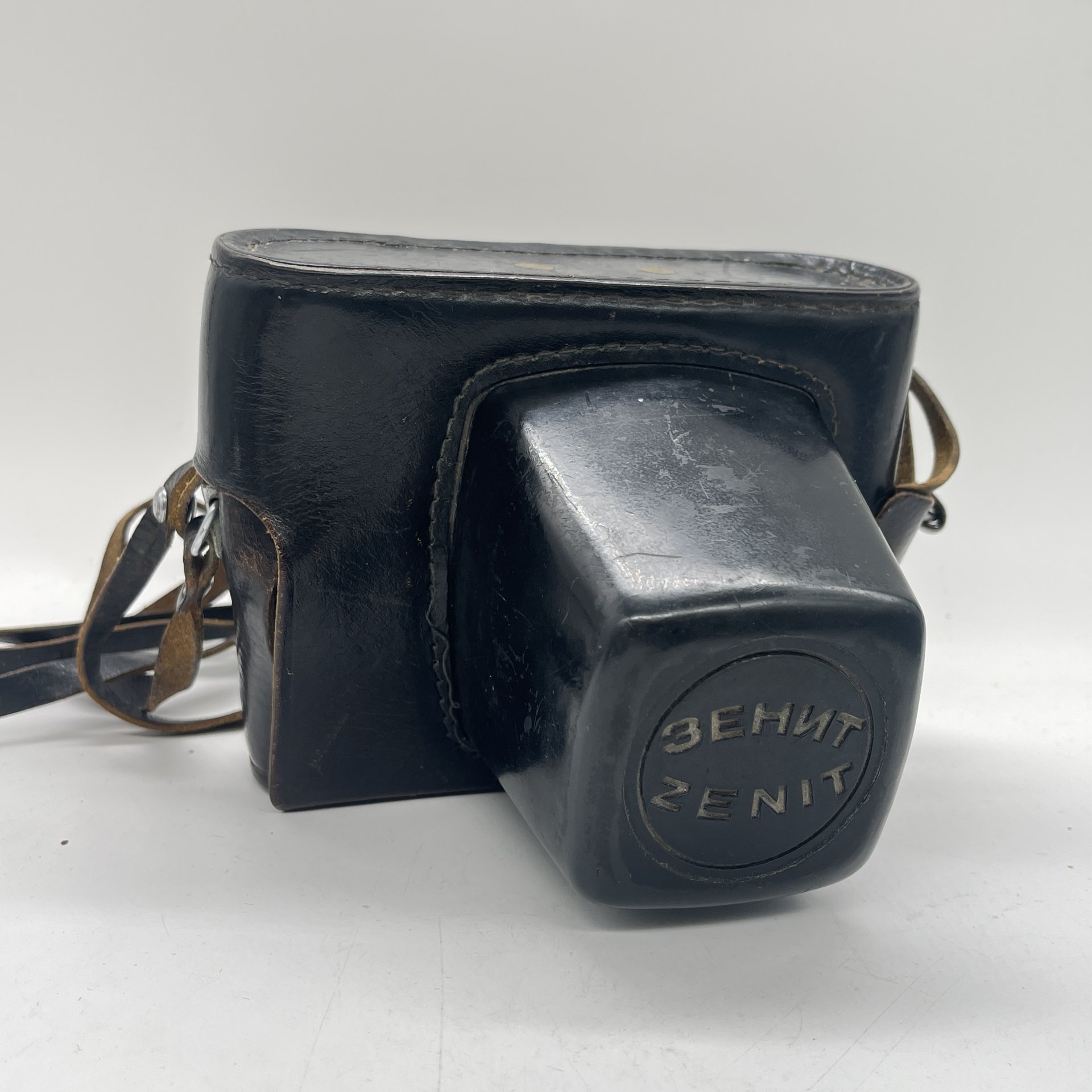 Фотоаппарат "Зенит ЕМ" в оригинальном кофре (не работает, нет объектива), металл, кожа, пластик, Красногорский механический завод (КМЗ), СССР, 1970-1980 гг.