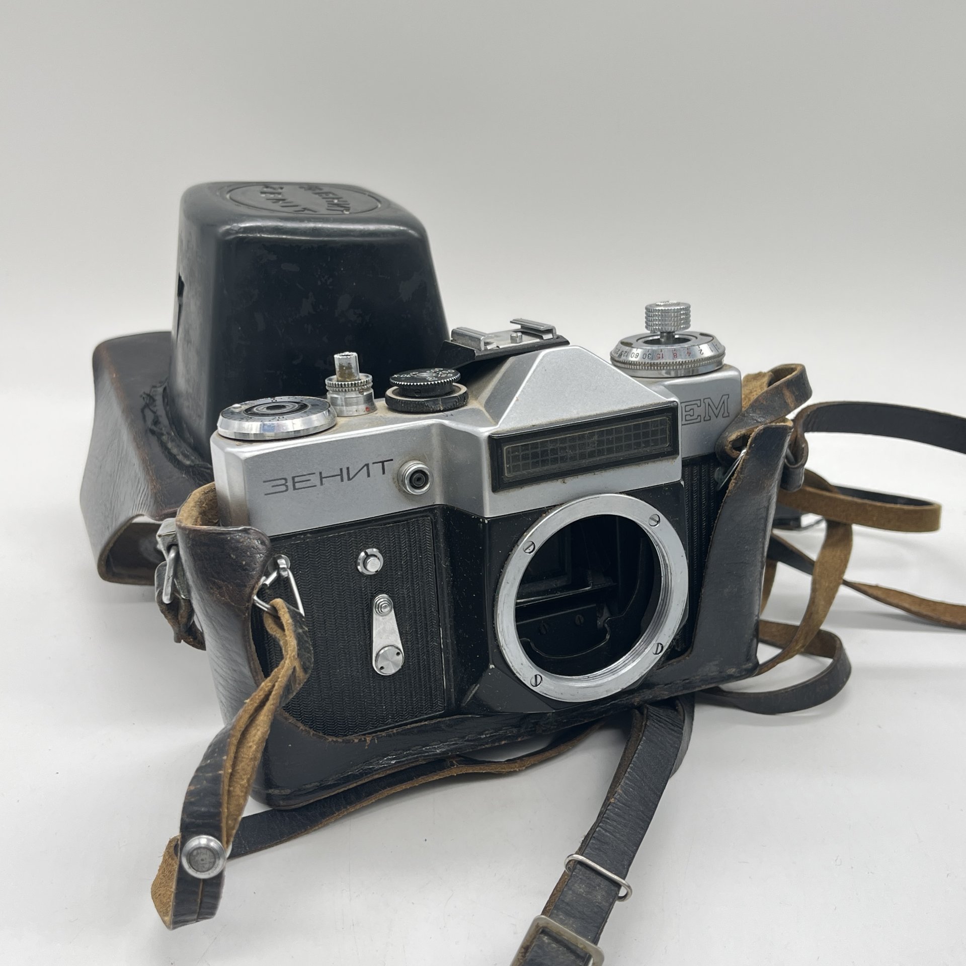 Фотоаппарат "Зенит ЕМ" в оригинальном кофре (не работает, нет объектива), металл, кожа, пластик, Красногорский механический завод (КМЗ), СССР, 1970-1980 гг.