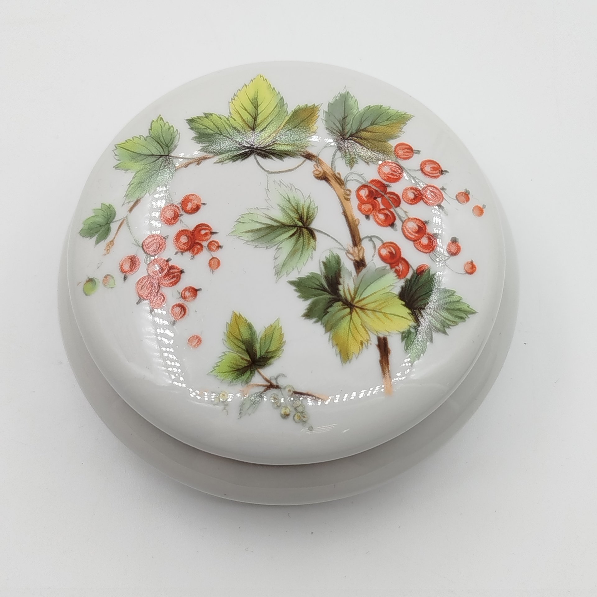 Шкатулка с изображением смородины, Camille Tharaud, Limoges France