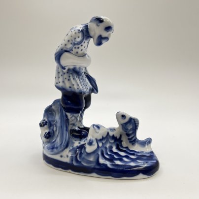Статуэтка "Сказка о золотой рыбке" ("Рыбак"), Гжель, фарфор, роспись, Россия, 2000-2010 гг.