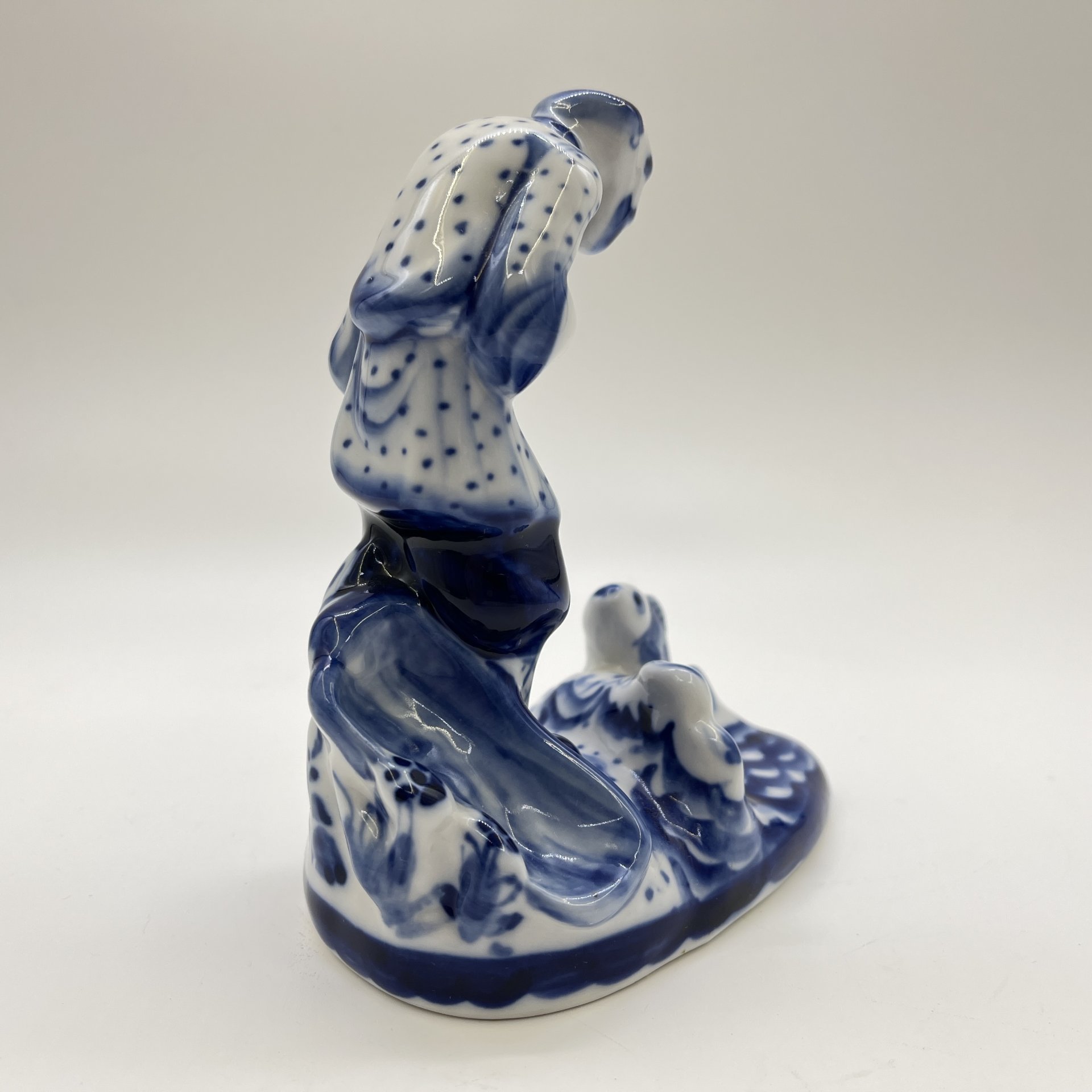 Статуэтка "Сказка о золотой рыбке" ("Рыбак"), Гжель, фарфор, роспись, Россия, 2000-2010 гг.