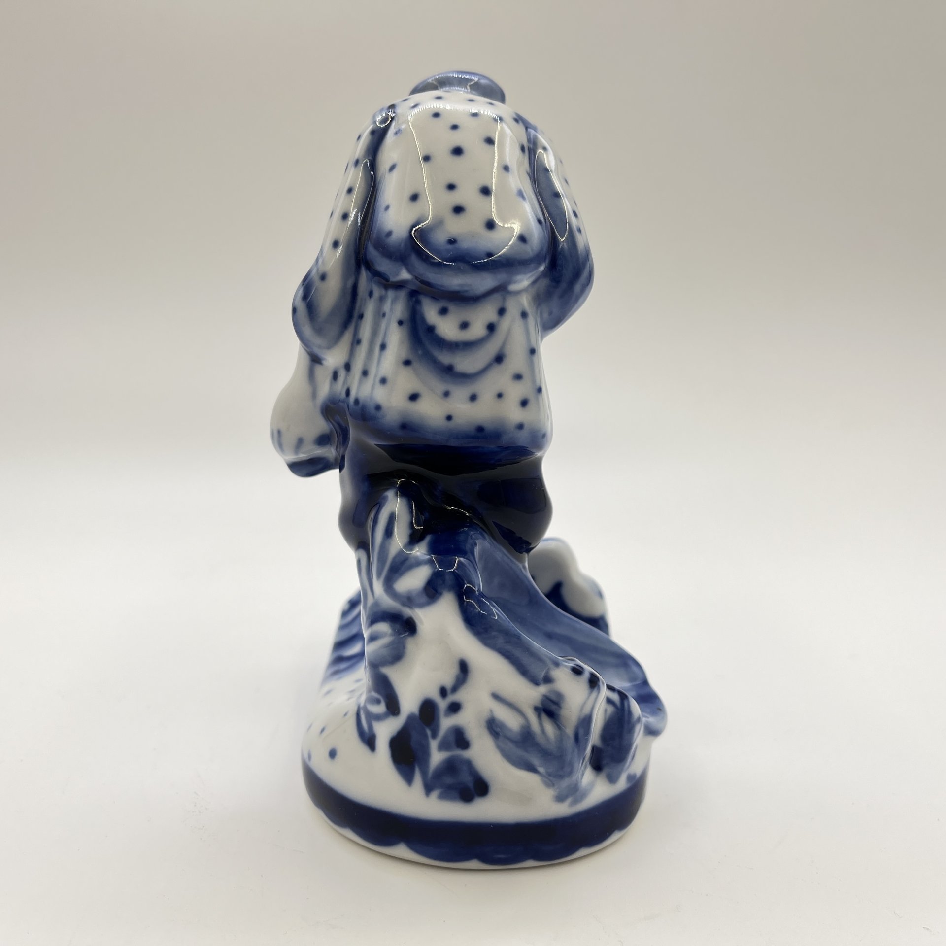 Статуэтка "Сказка о золотой рыбке" ("Рыбак"), Гжель, фарфор, роспись, Россия, 2000-2010 гг.