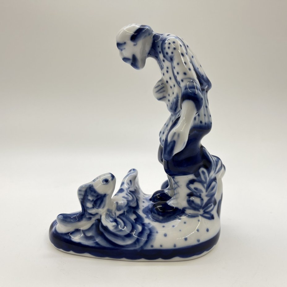 Статуэтка "Сказка о золотой рыбке" ("Рыбак"), Гжель