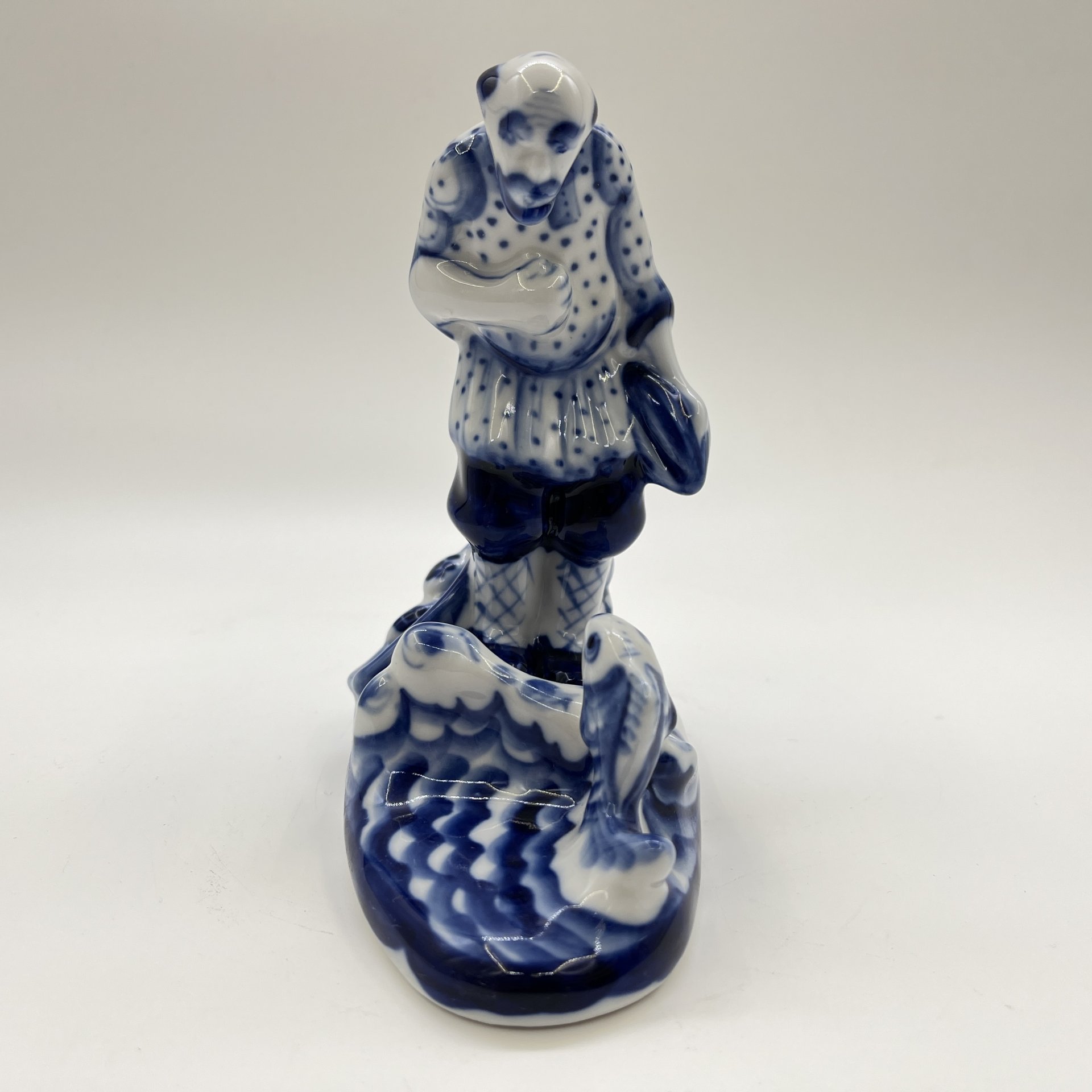 Статуэтка "Сказка о золотой рыбке" ("Рыбак"), Гжель, фарфор, роспись, Россия, 2000-2010 гг.