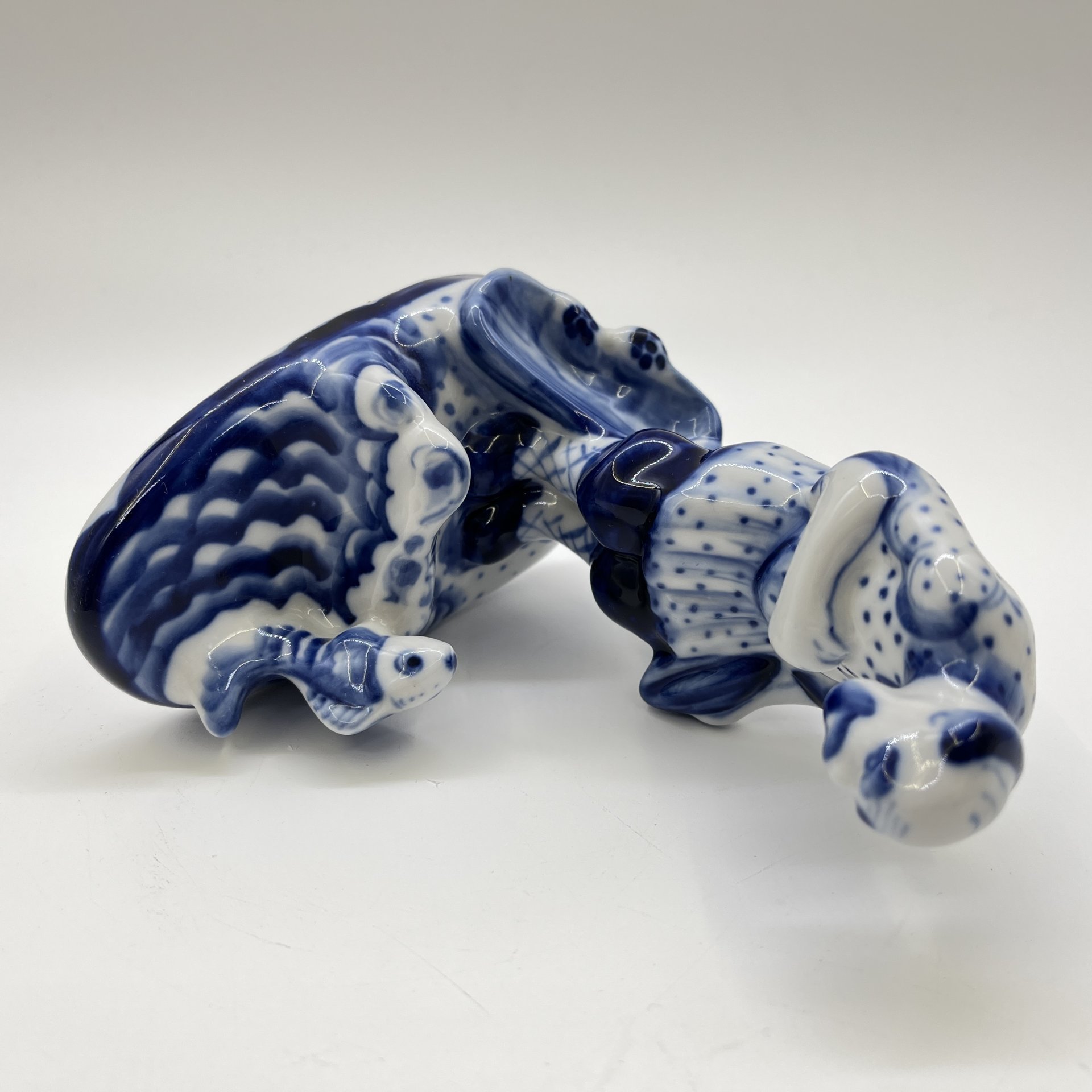 Статуэтка "Сказка о золотой рыбке" ("Рыбак"), Гжель, фарфор, роспись, Россия, 2000-2010 гг.