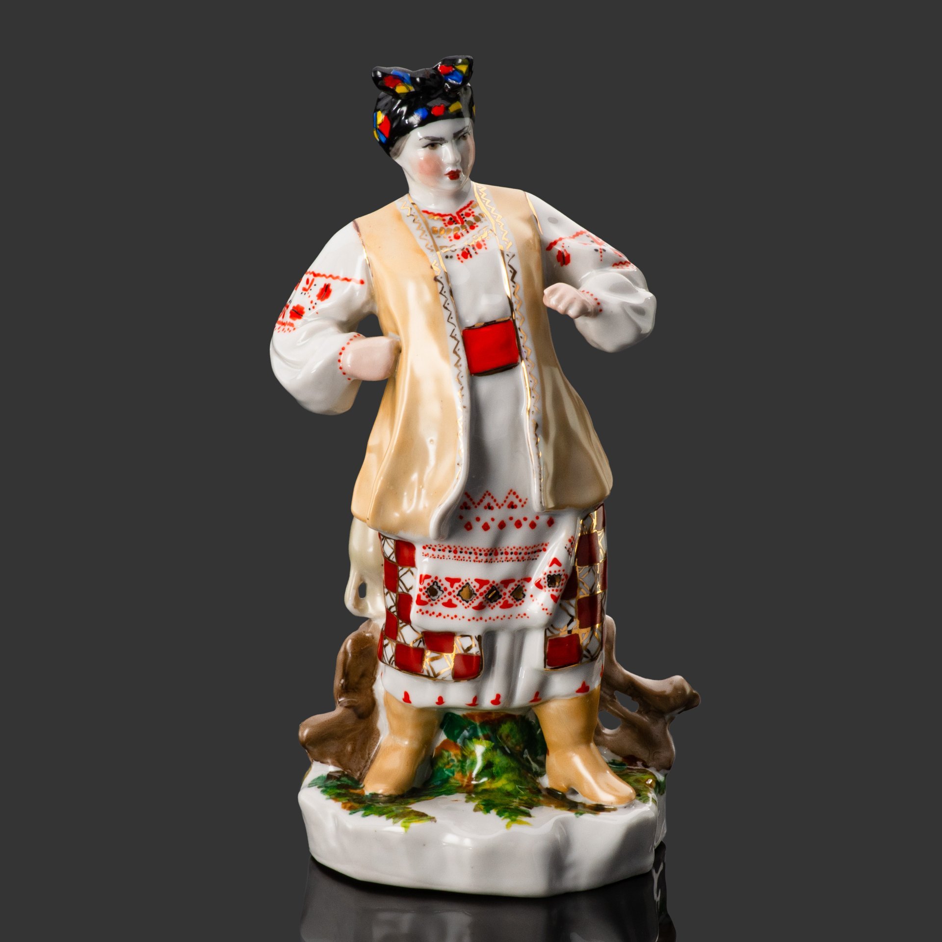 Статуэтка "Одарка", скульптор В.И. Щербина, фарфор, роспись, золочение, Киевский экспериментальный керамико-художественный завод (КЭКХЗ), СССР, 1962-1976 гг., Киевский экспериментальный керамико-художественный завод (КЭКХЗ)