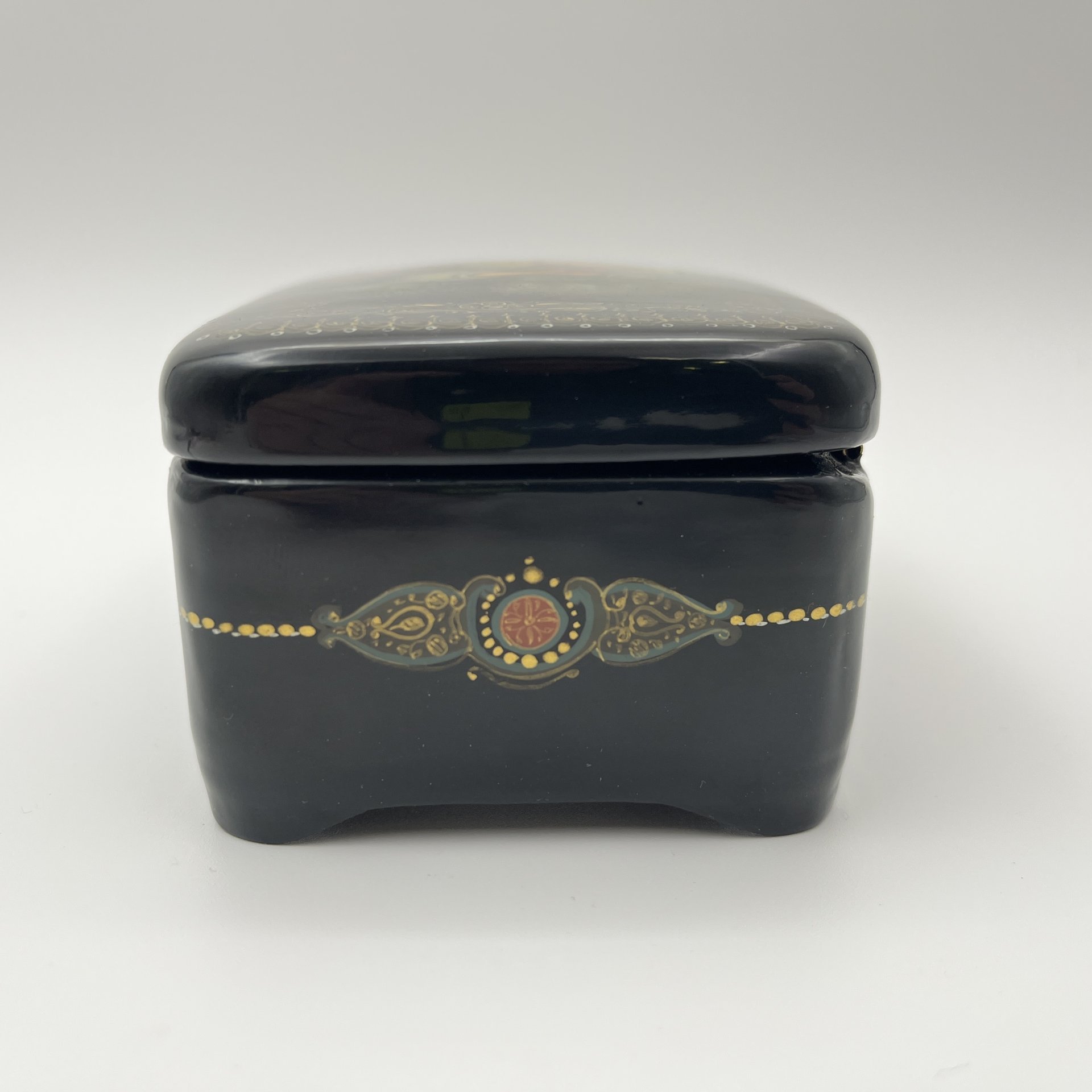 Шкатулка с лаковой миниатюрой "По малину", автор Е. Краснов, Палех