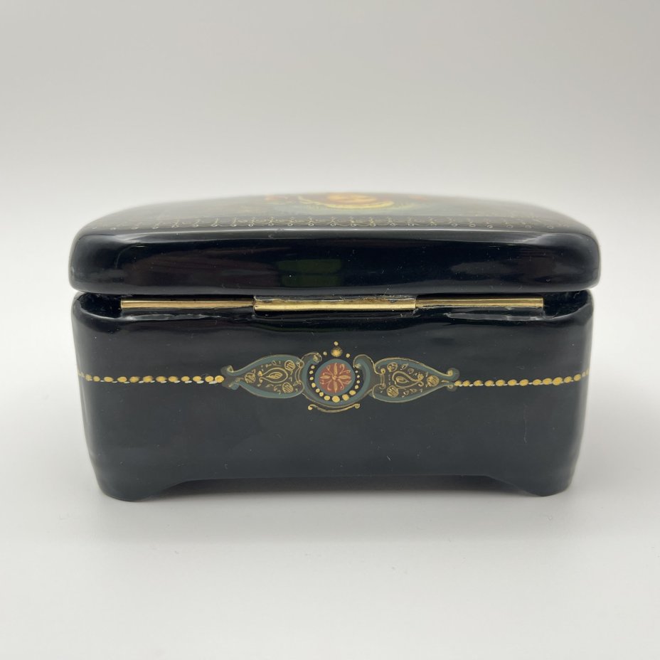 Шкатулка с лаковой миниатюрой "По малину", автор Е. Краснов, Палех