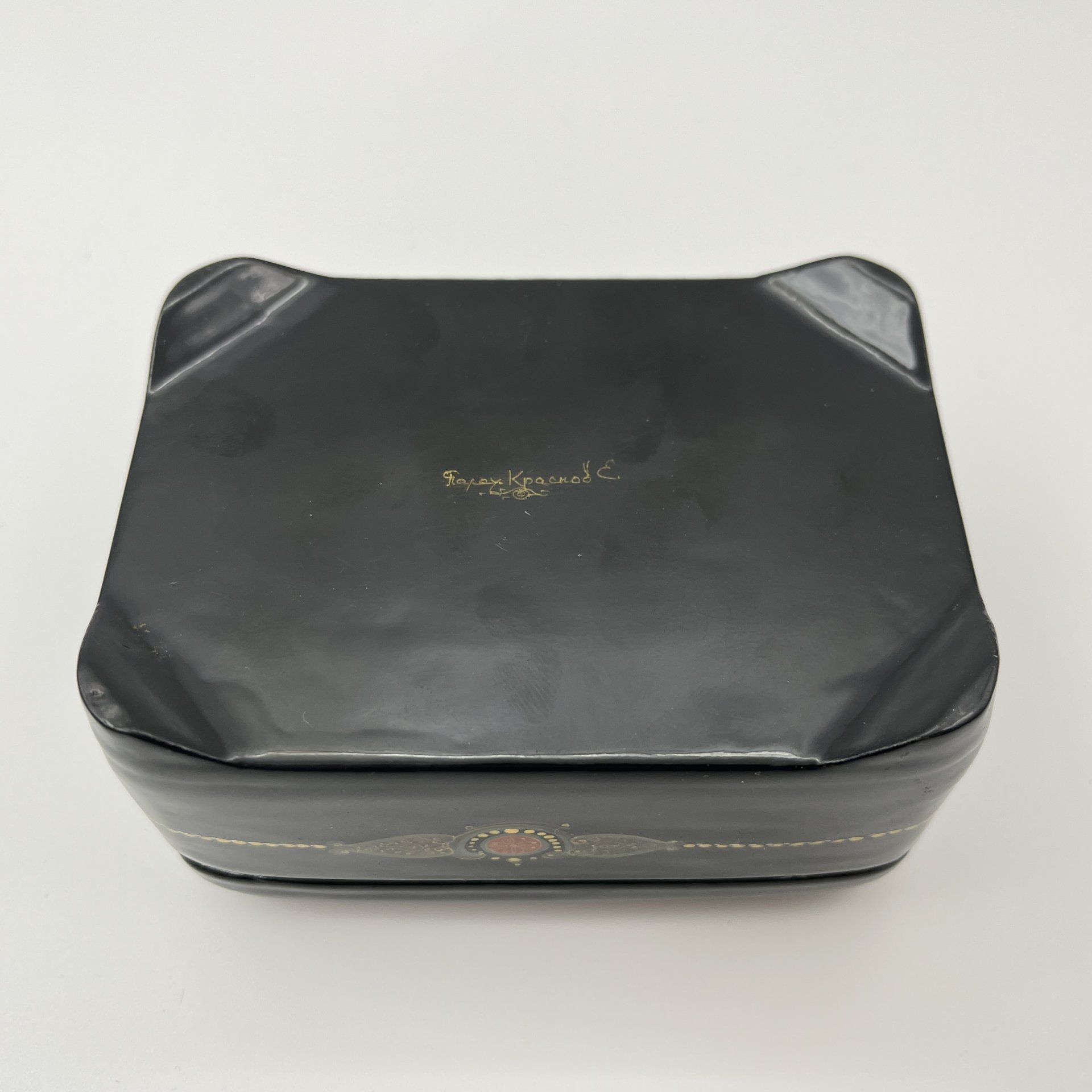 Шкатулка с лаковой миниатюрой "По малину", автор Е. Краснов, Палех