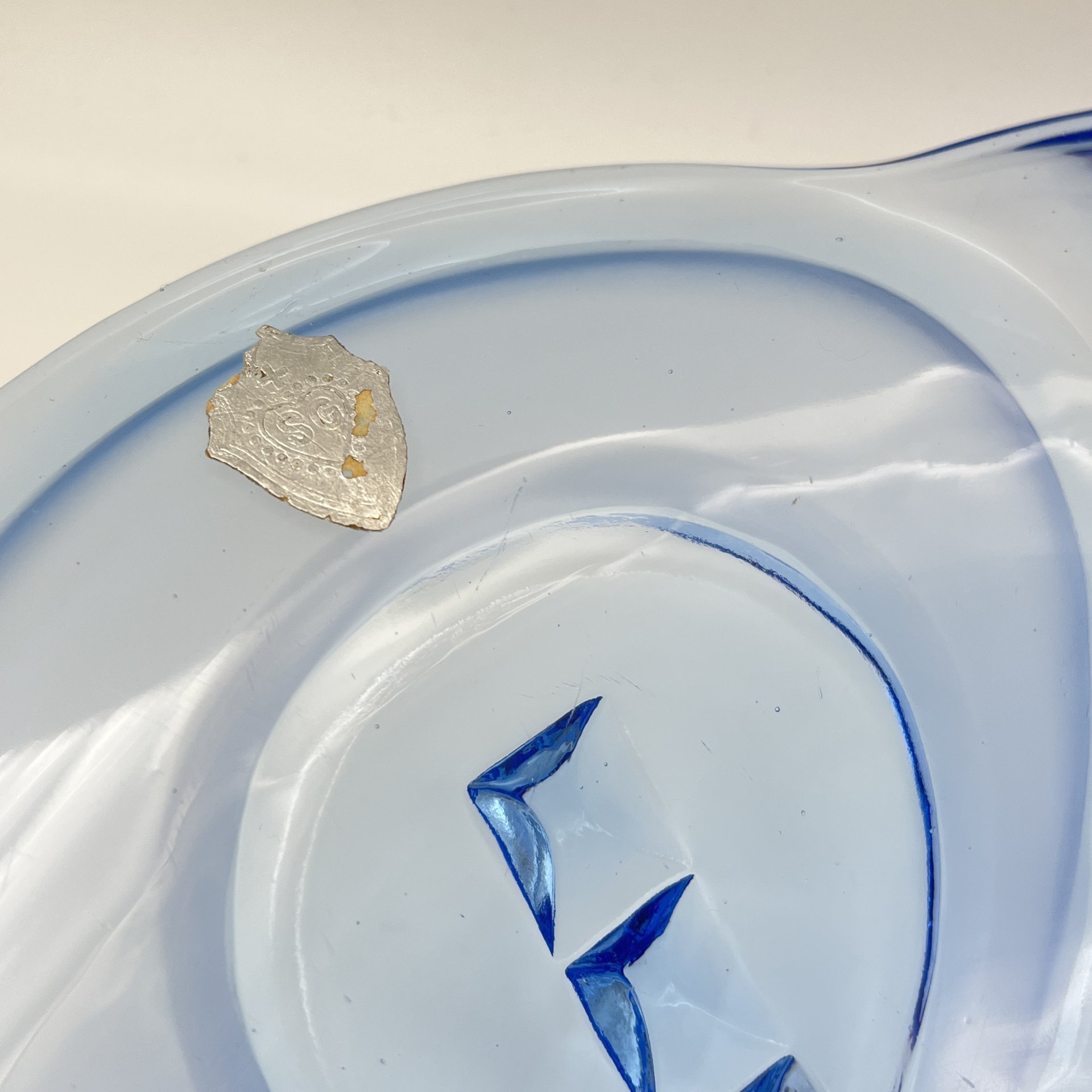 Блюдо (фруктовница) синего оттенка рельефным декором, August Walther & Söhne AG, цветное стекло, Германия, 1930-1950 гг.