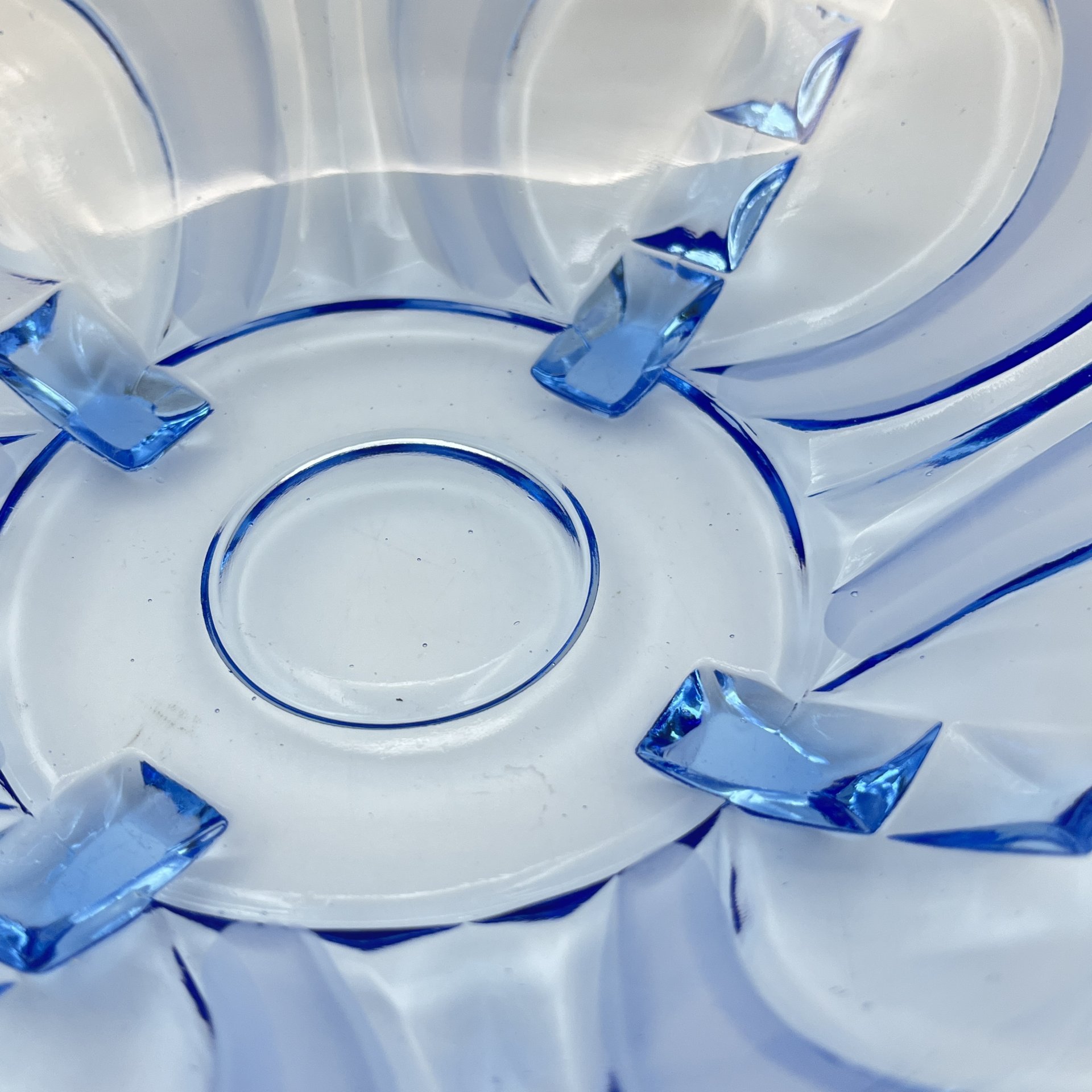 Блюдо (фруктовница) синего оттенка рельефным декором, August Walther & Söhne AG, цветное стекло, Германия, 1930-1950 гг.