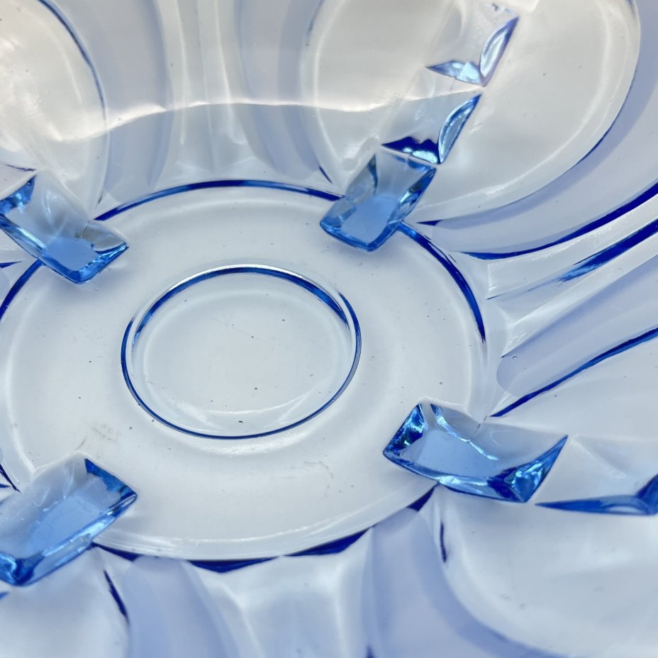 Блюдо (фруктовница) синего оттенка рельефным декором, August Walther & Söhne AG