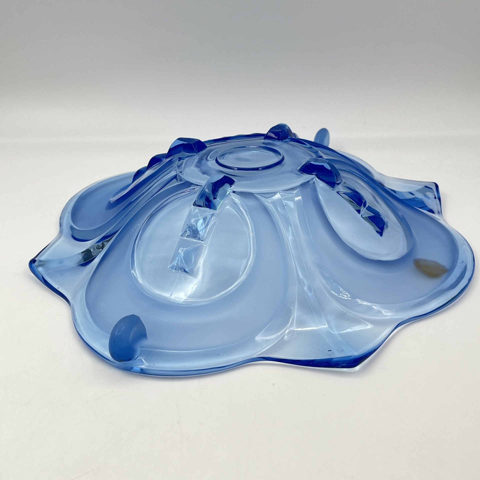 Блюдо (фруктовница) синего оттенка рельефным декором, August Walther & Söhne AG, цветное стекло, Германия, 1930-1950 гг.