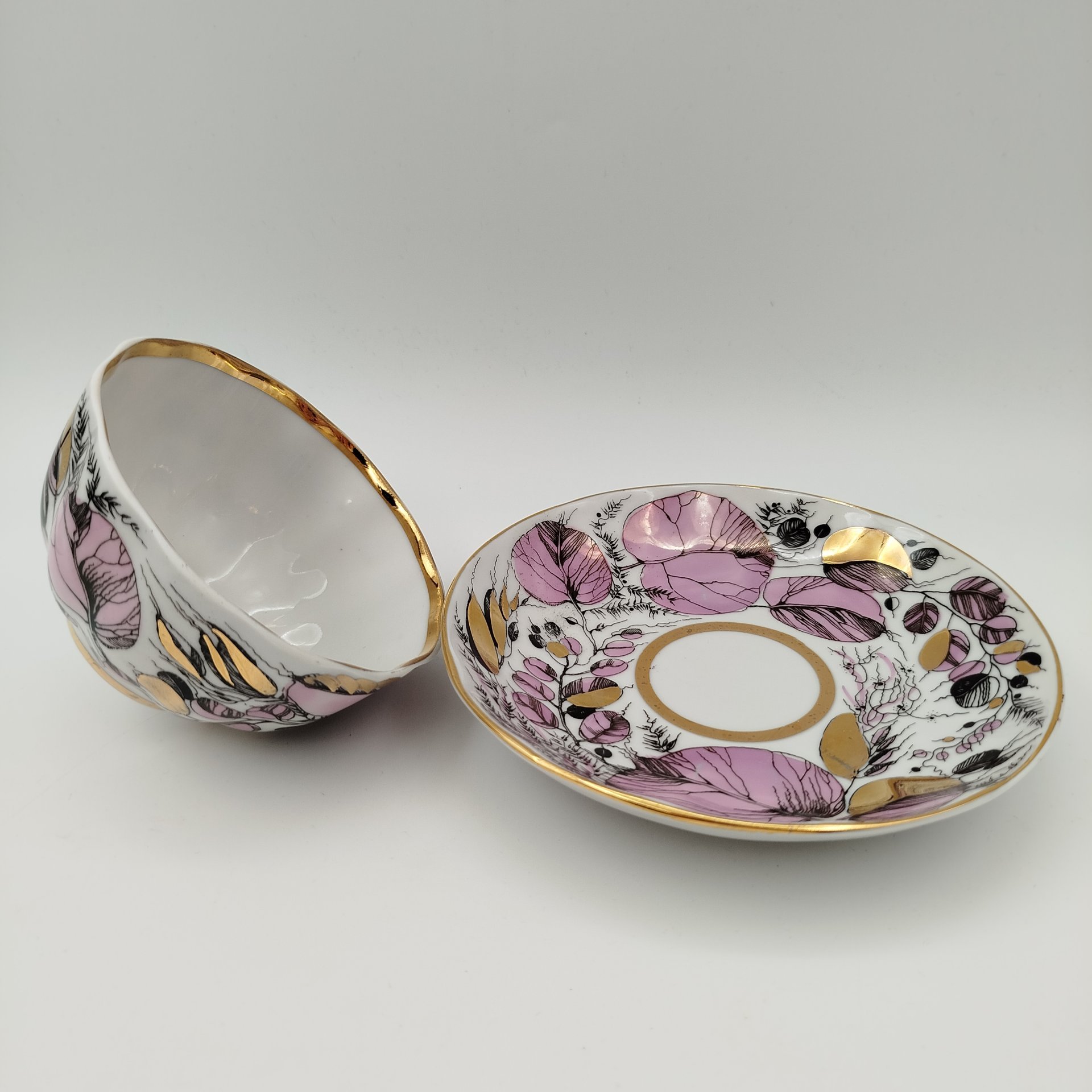 Чайная пара "Мой сад" в розовом оттенке, (из серии "Времена года"), форма "Тюльпан", автор формы С.Е. Яковлева, автор росписи Н.П. Славина