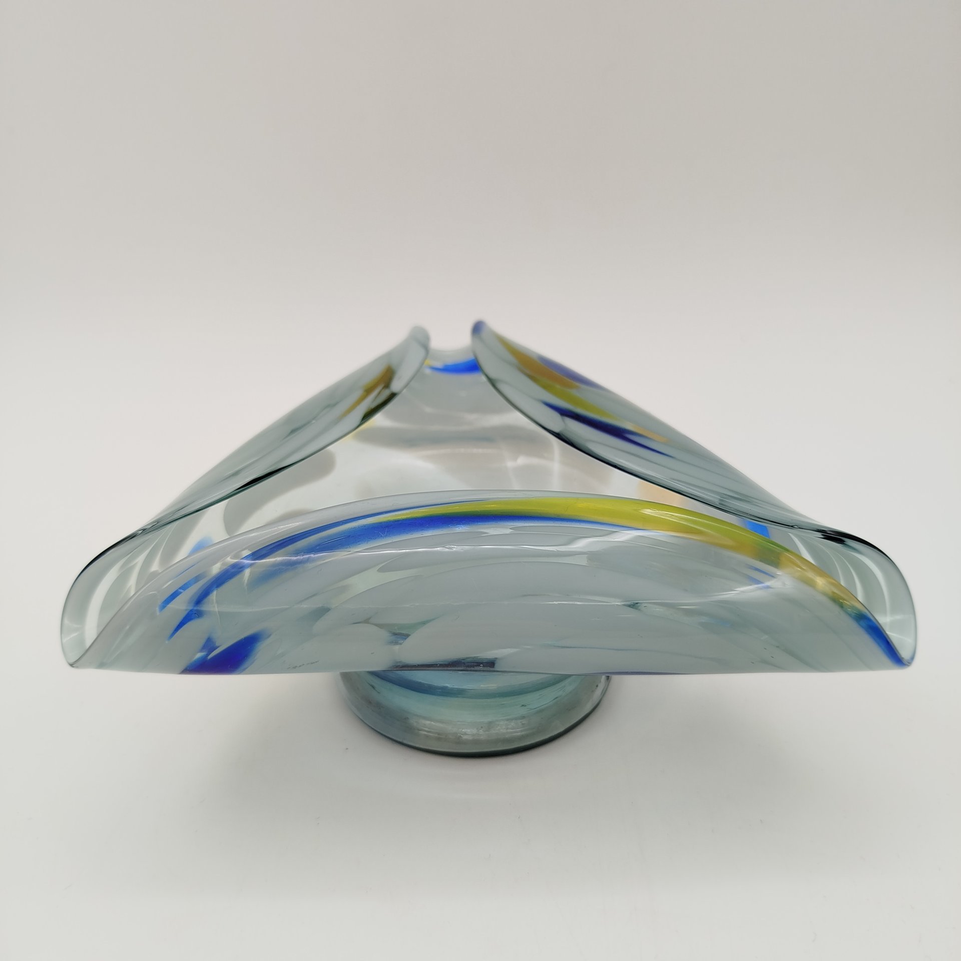 Пепельница оригинальной треугольной формы, стекло, гутная техника, СССР, 1960-1980 гг.