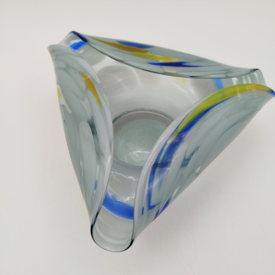 Пепельница оригинальной треугольной формы