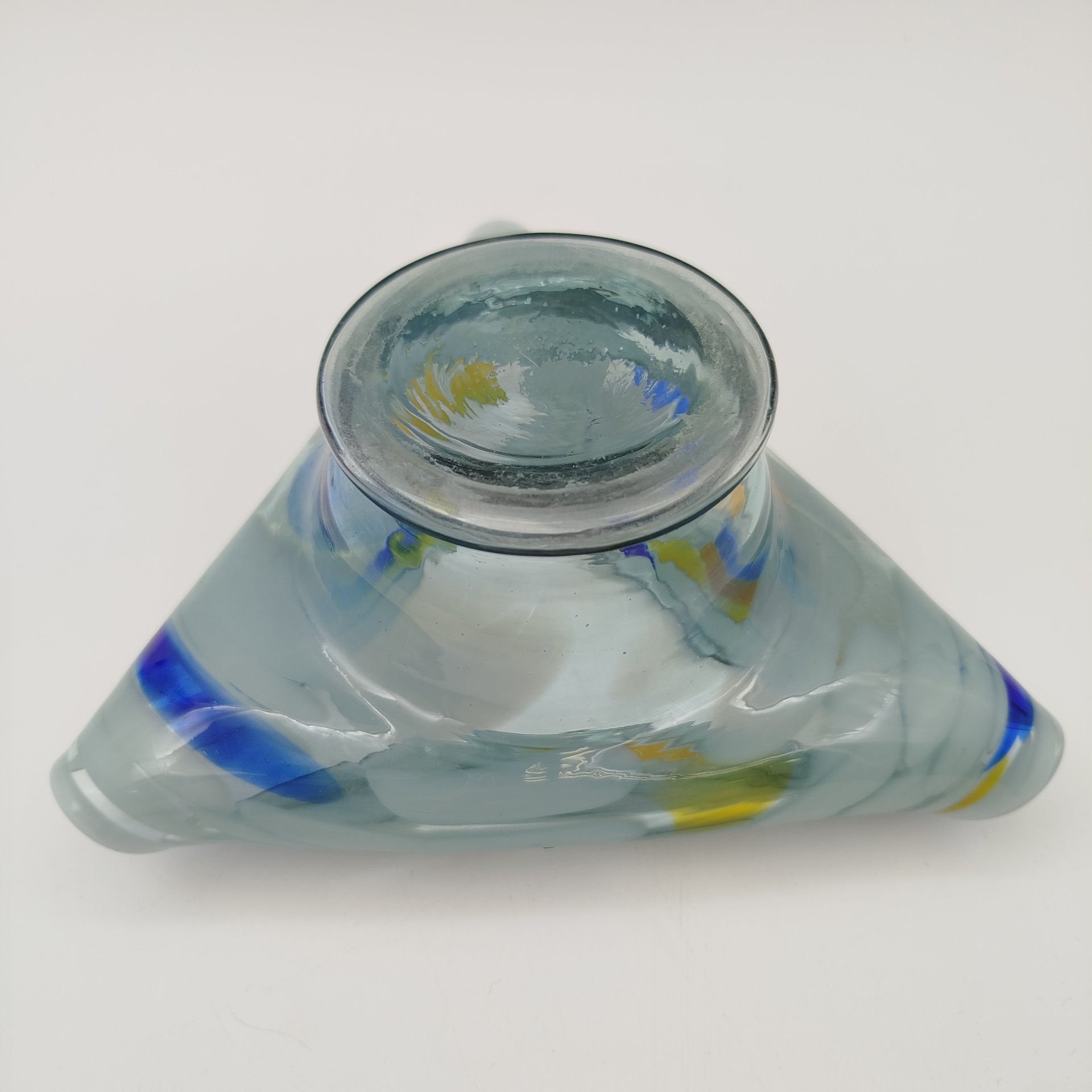 Пепельница оригинальной треугольной формы, стекло, гутная техника, СССР, 1960-1980 гг.