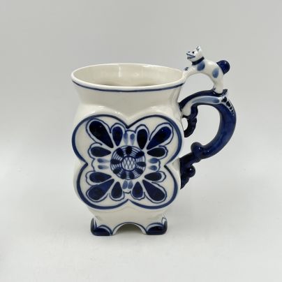 Большая кружка четырехлепестковой формы с фигуркой собачки на ручке с цветочным декором, фарфор, роспись, Россия, 2000 г.