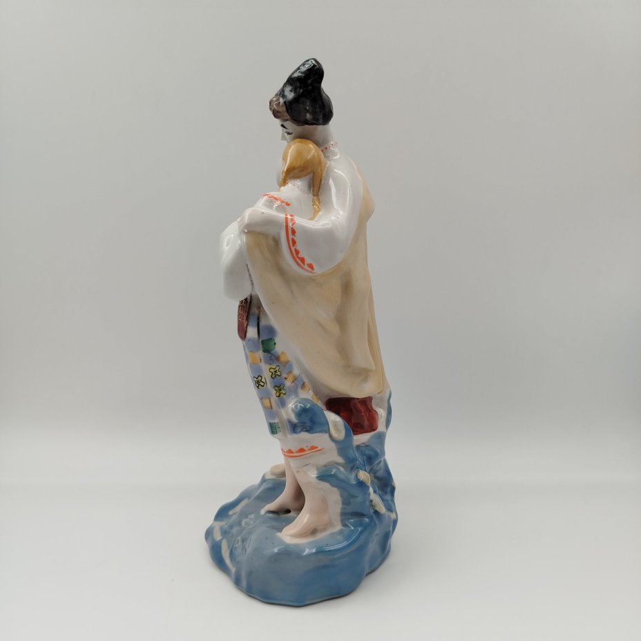 Статуэтка "Майская ночь", скульптор О.Л. Жникруп, фарфор, роспись, золочение, Полонский завод художественной керамики (Полонное ЗХК), СССР, 1973-1991 гг.