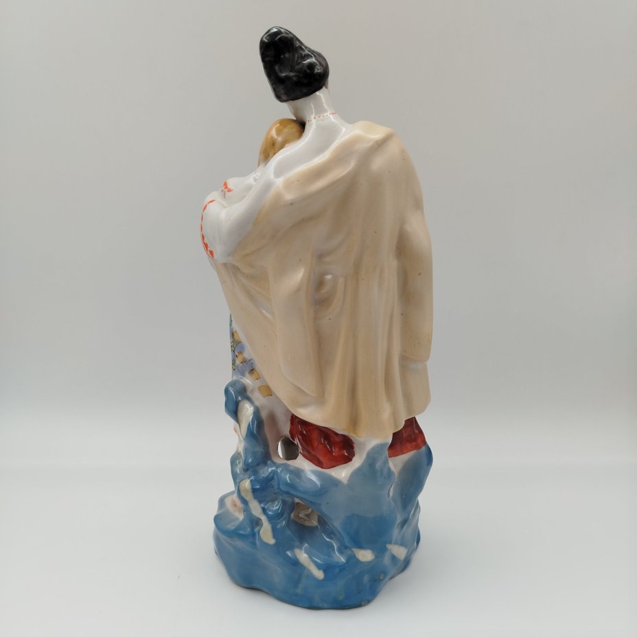 Статуэтка "Майская ночь", скульптор О.Л. Жникруп, фарфор, роспись, золочение, Полонский завод художественной керамики (Полонное ЗХК), СССР, 1973-1991 гг.