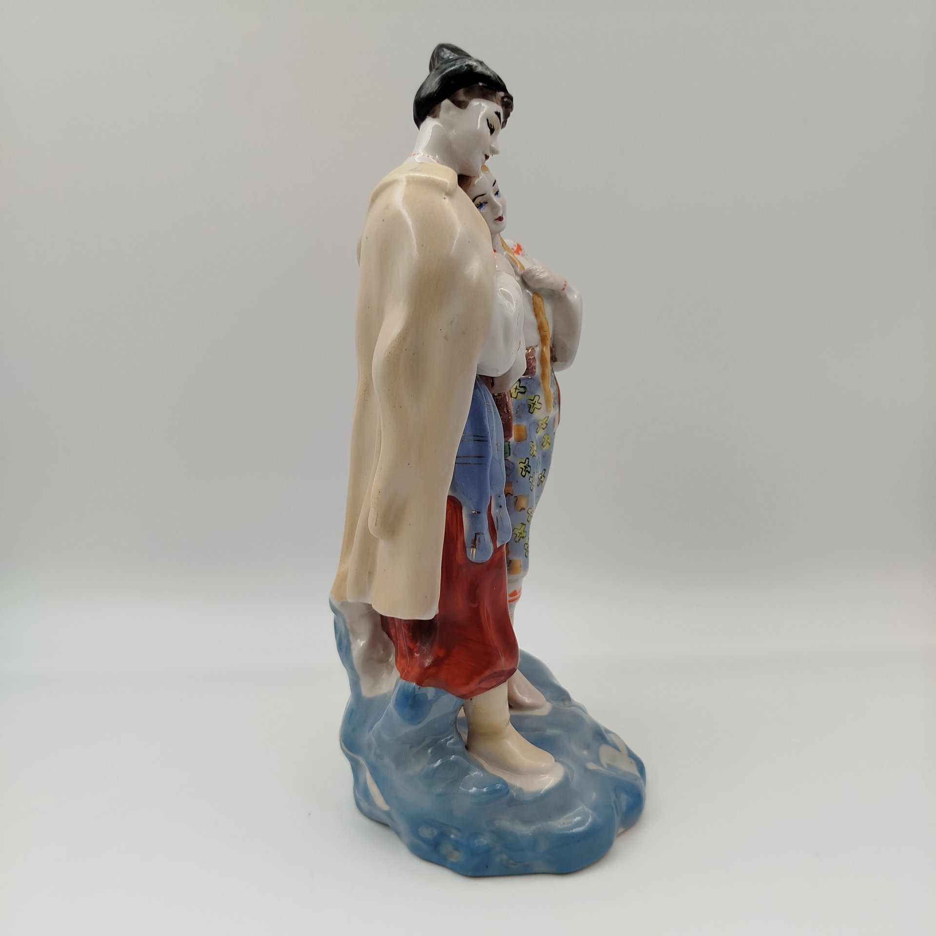 Статуэтка "Майская ночь", скульптор О.Л. Жникруп, фарфор, роспись, золочение, Полонский завод художественной керамики (Полонное ЗХК), СССР, 1973-1991 гг.