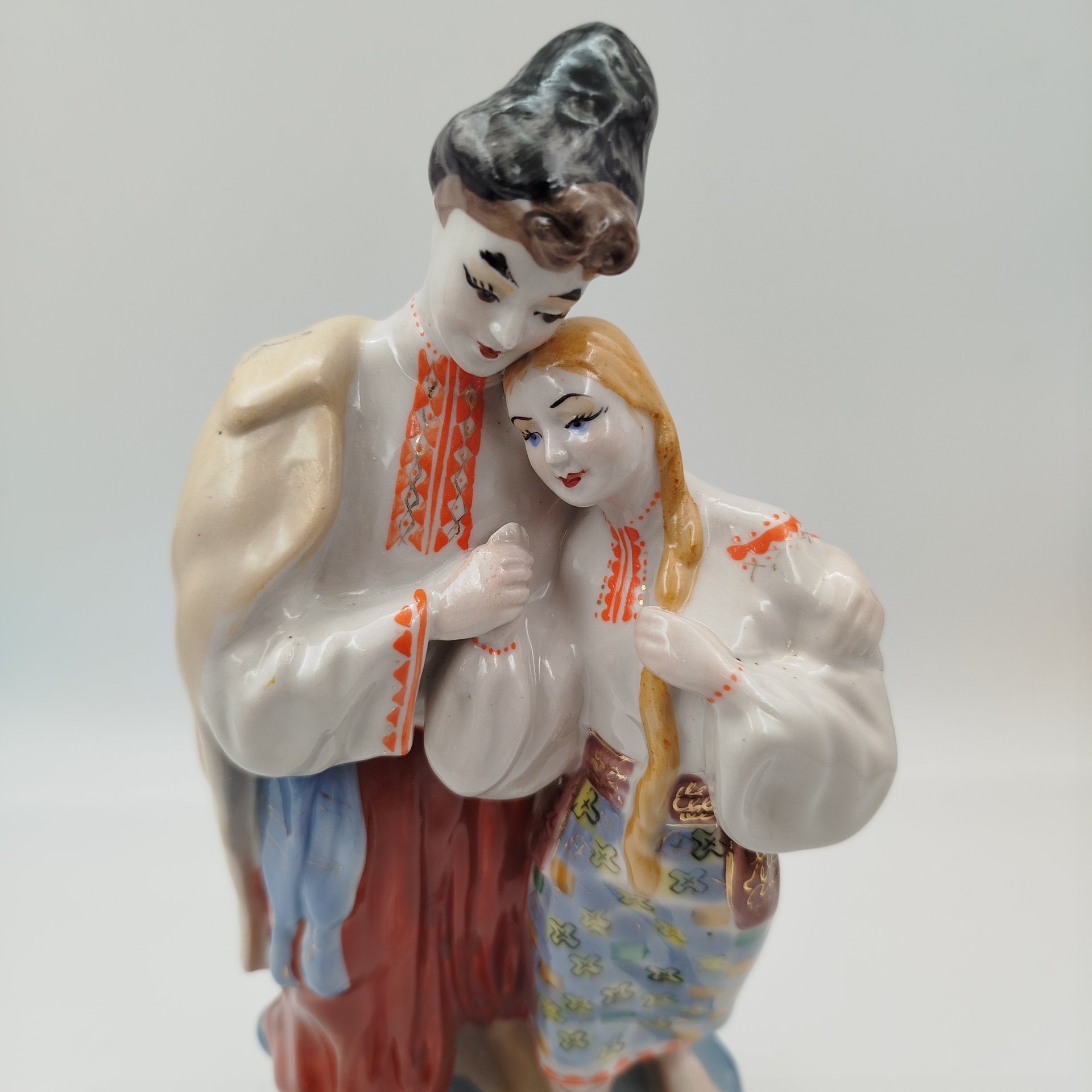 Статуэтка "Майская ночь", скульптор О.Л. Жникруп, фарфор, роспись, золочение, Полонский завод художественной керамики (Полонное ЗХК), СССР, 1973-1991 гг.