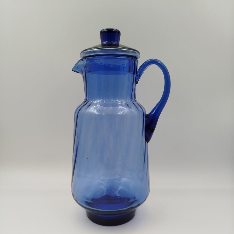 Кувшин с крышкой синего цвета, цветное стекло, СССР, 1970-1990 гг.