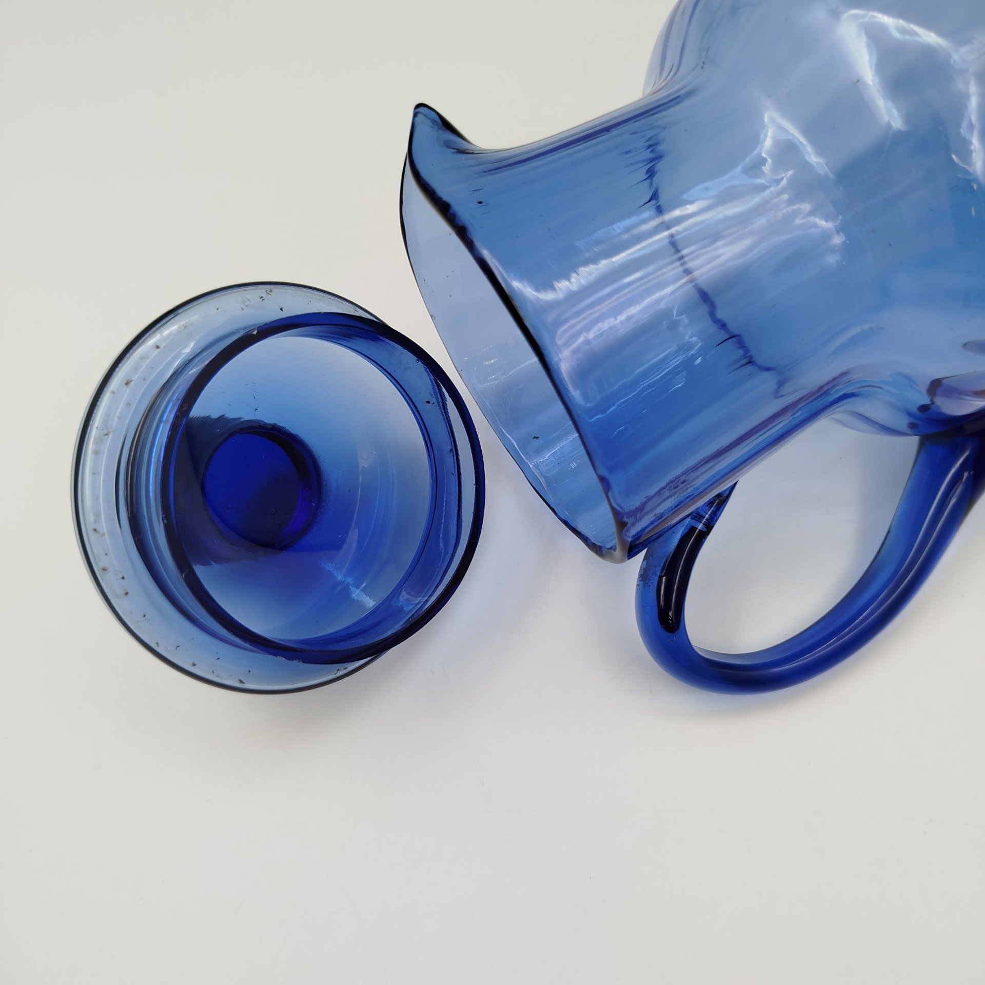 Кувшин с крышкой синего цвета, цветное стекло, СССР, 1970-1990 гг.