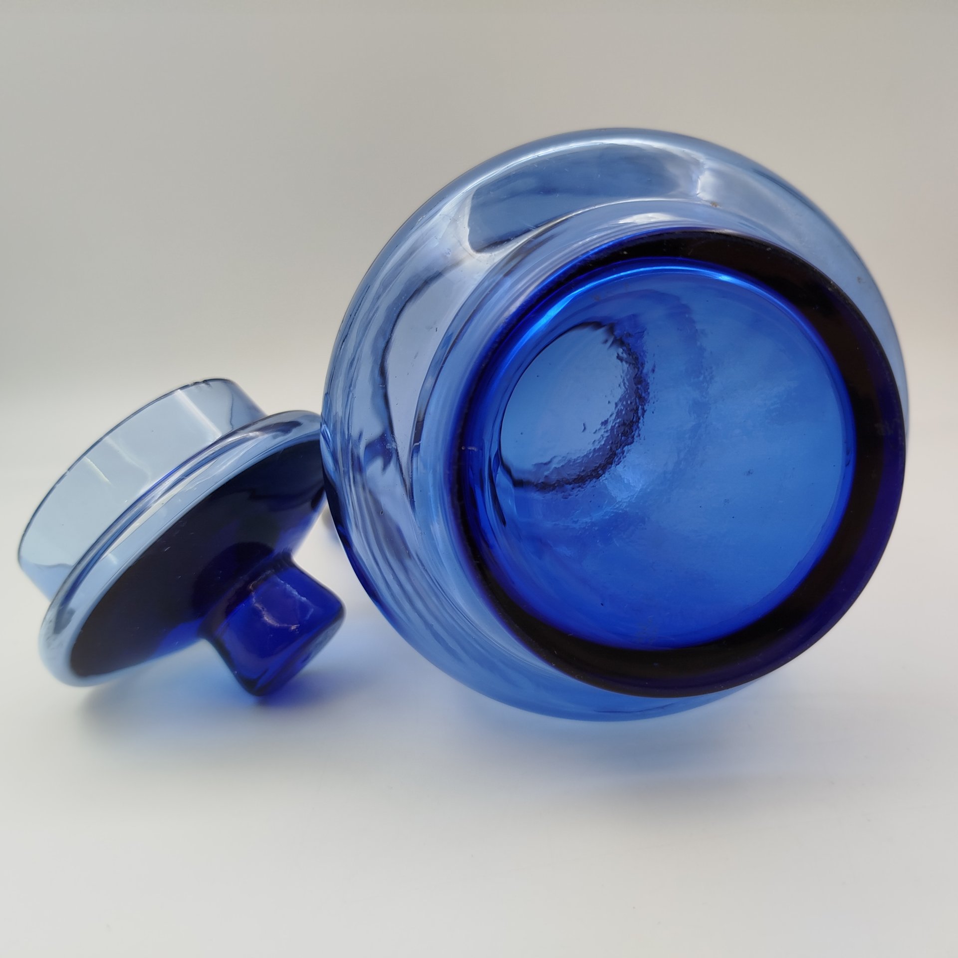 Кувшин с крышкой синего цвета, цветное стекло, СССР, 1970-1990 гг.