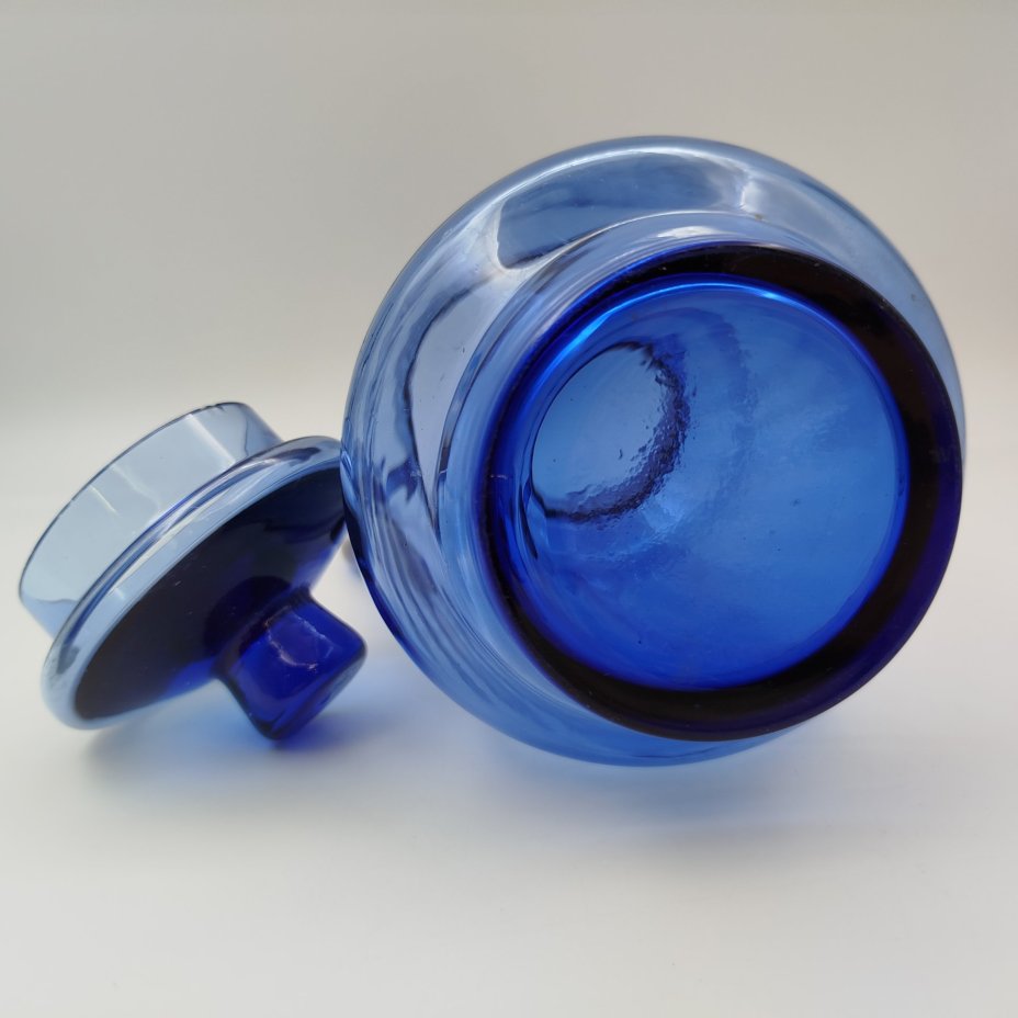 Кувшин с крышкой синего цвета
