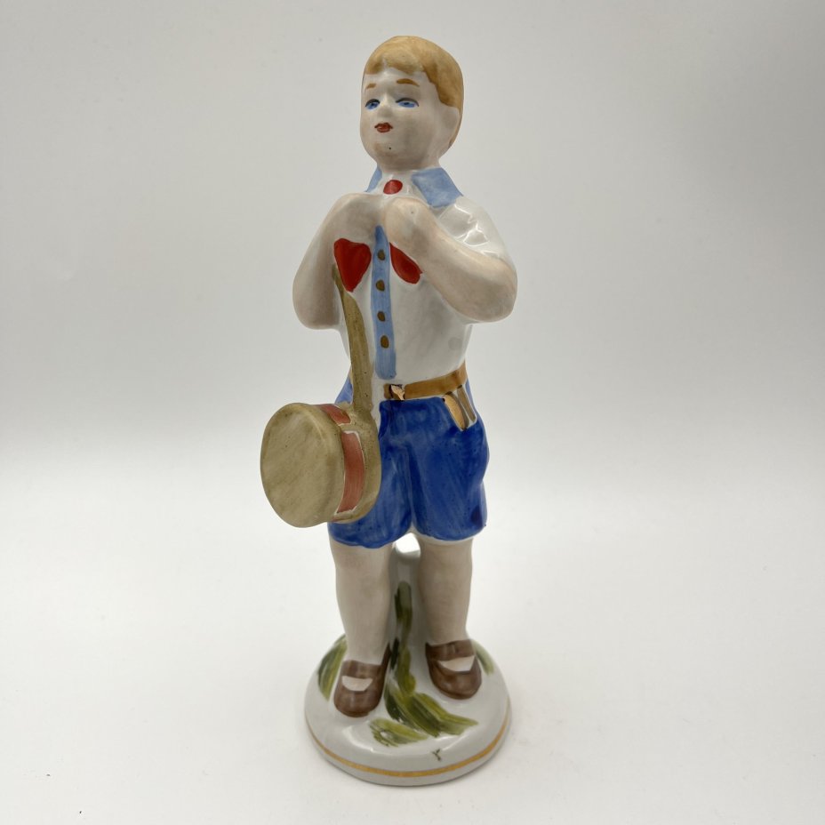 Статуэтка "Пионер с барабаном", фарфор, роспись, золочение, Полонский завод художественной керамики (Полонное ЗХК), Украина, 1980-2000 гг.