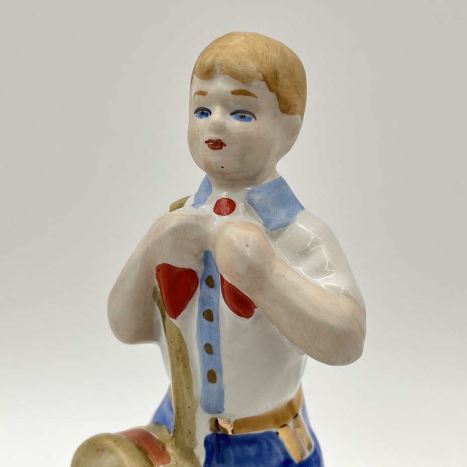 Статуэтка "Пионер с барабаном", фарфор, роспись, золочение, Полонский завод художественной керамики (Полонное ЗХК), Украина, 1980-2000 гг.