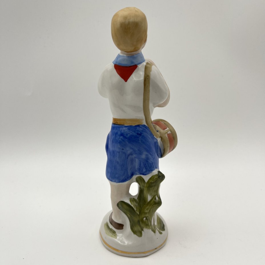 Статуэтка "Пионер с барабаном", фарфор, роспись, золочение, Полонский завод художественной керамики (Полонное ЗХК), Украина, 1980-2000 гг.