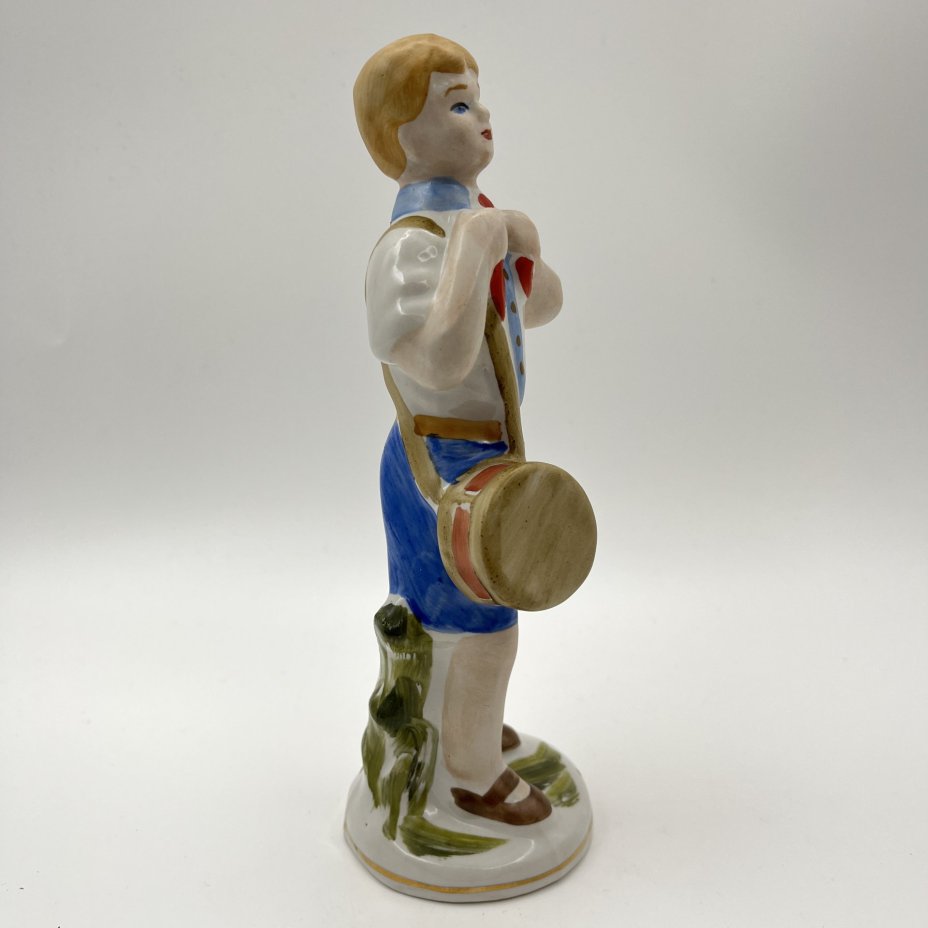 Статуэтка "Пионер с барабаном", фарфор, роспись, золочение, Полонский завод художественной керамики (Полонное ЗХК), Украина, 1980-2000 гг.