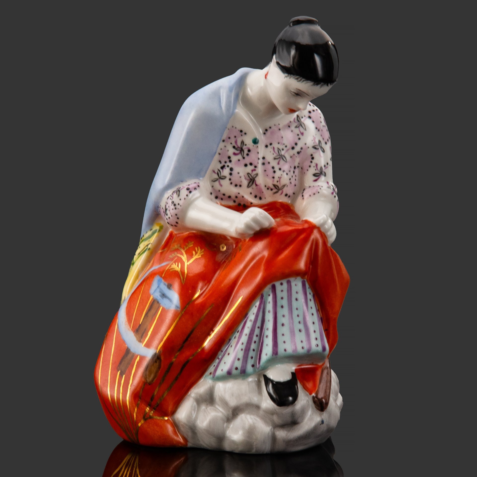 Статуэтка "Работница, вышивающая знамя", автор модели Н.Я. Данько, фарфор, роспись, золочение, Ленинградский фарфоровый завод (ЛФЗ), Россия, 1960-1990 гг.