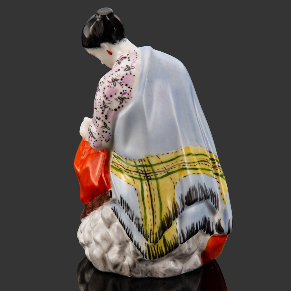 Статуэтка "Работница, вышивающая знамя", автор модели Н.Я. Данько, фарфор, роспись, золочение, Ленинградский фарфоровый завод (ЛФЗ), Россия, 1960-1990 гг.