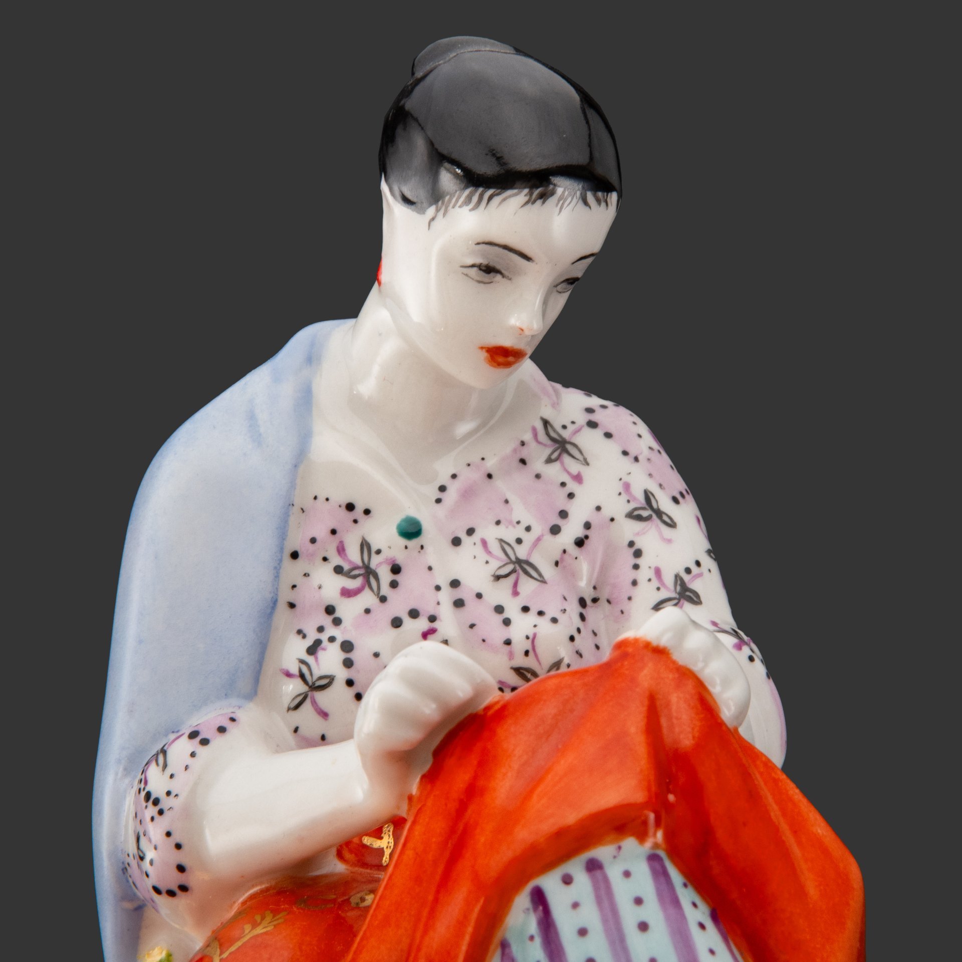 Статуэтка "Работница, вышивающая знамя", автор модели Н.Я. Данько, фарфор, роспись, золочение, Ленинградский фарфоровый завод (ЛФЗ), Россия, 1960-1990 гг.