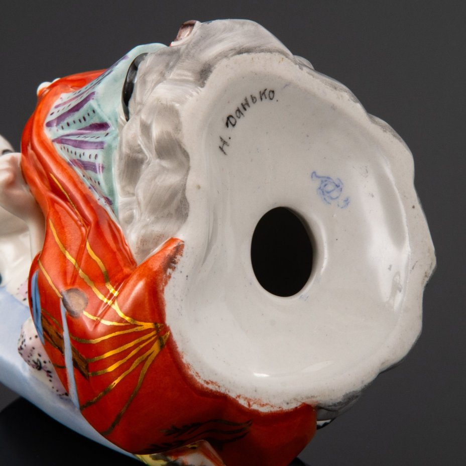 Статуэтка "Работница, вышивающая знамя", автор модели Н.Я. Данько, фарфор, роспись, золочение, Ленинградский фарфоровый завод (ЛФЗ), Россия, 1960-1990 гг.