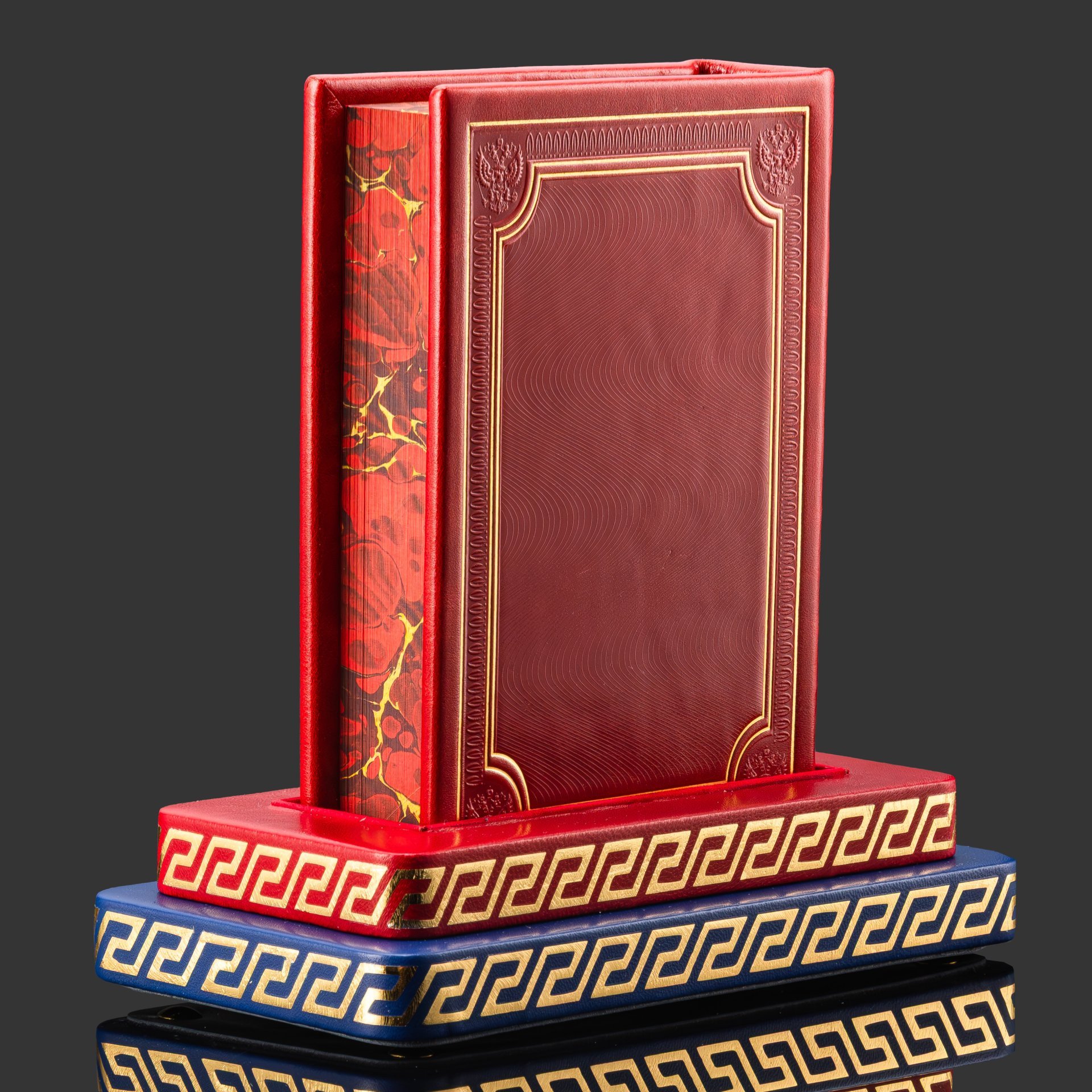 Книга в кожаном переплете "Цитаты и афоризмы" В.В.Путин на подставке, бумага, кожаный переплет, тиснение, обрез с принтом, золочение, художественная накладка; подставка из дерева, обтянутая кожей, Российская Федерация, 2025 г.