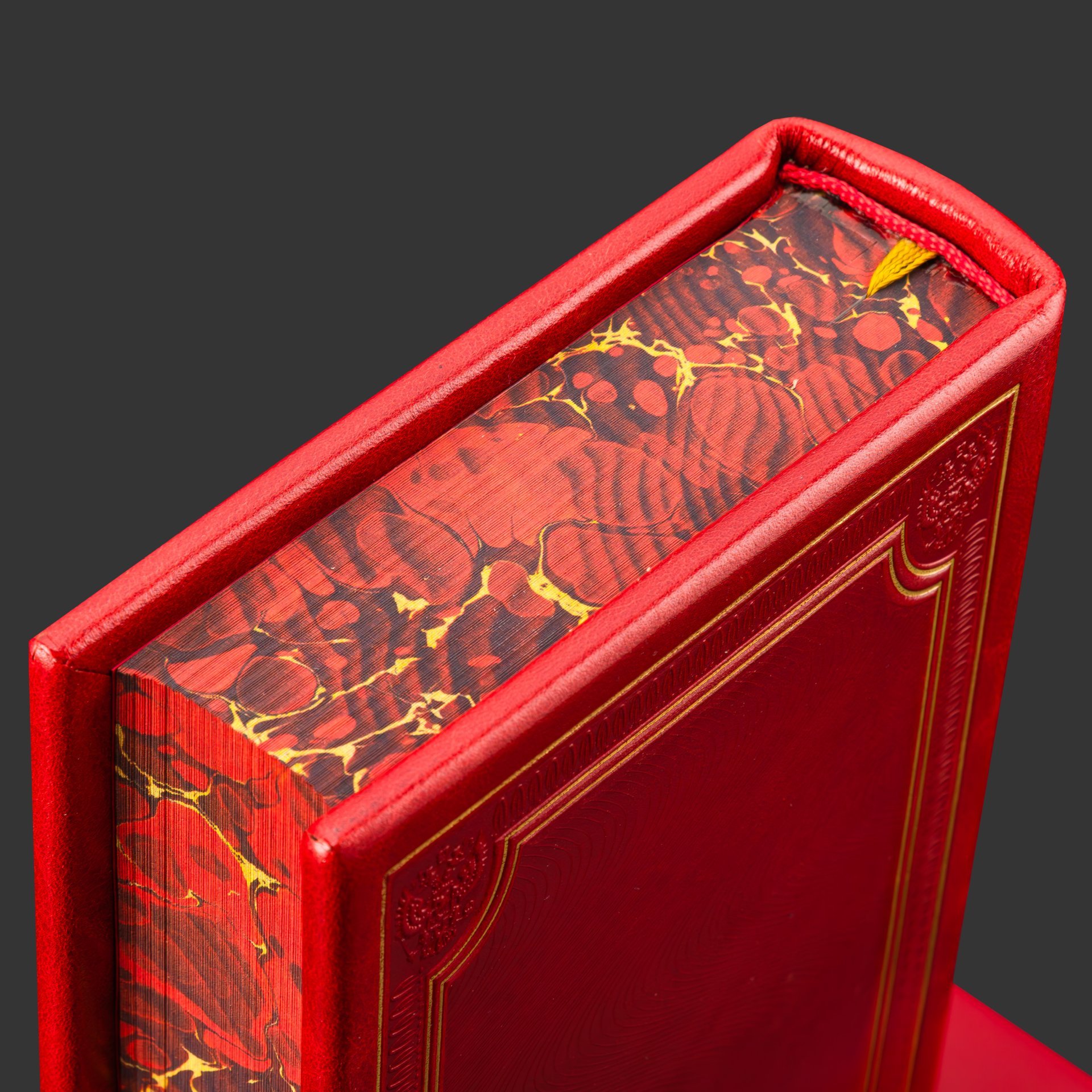 Книга в кожаном переплете "Цитаты и афоризмы" В.В.Путин на подставке, бумага, кожаный переплет, тиснение, обрез с принтом, золочение, художественная накладка; подставка из дерева, обтянутая кожей, Российская Федерация, 2025 г.