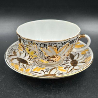 Пара чайная "Золотые ромашки", форма "Тюльпан", автор росписи Л.И. Григорьева, фарфор, деколь, золочение, Ленинградский фарфоровый завод (ЛФЗ), СССР, 1970-1992 гг.