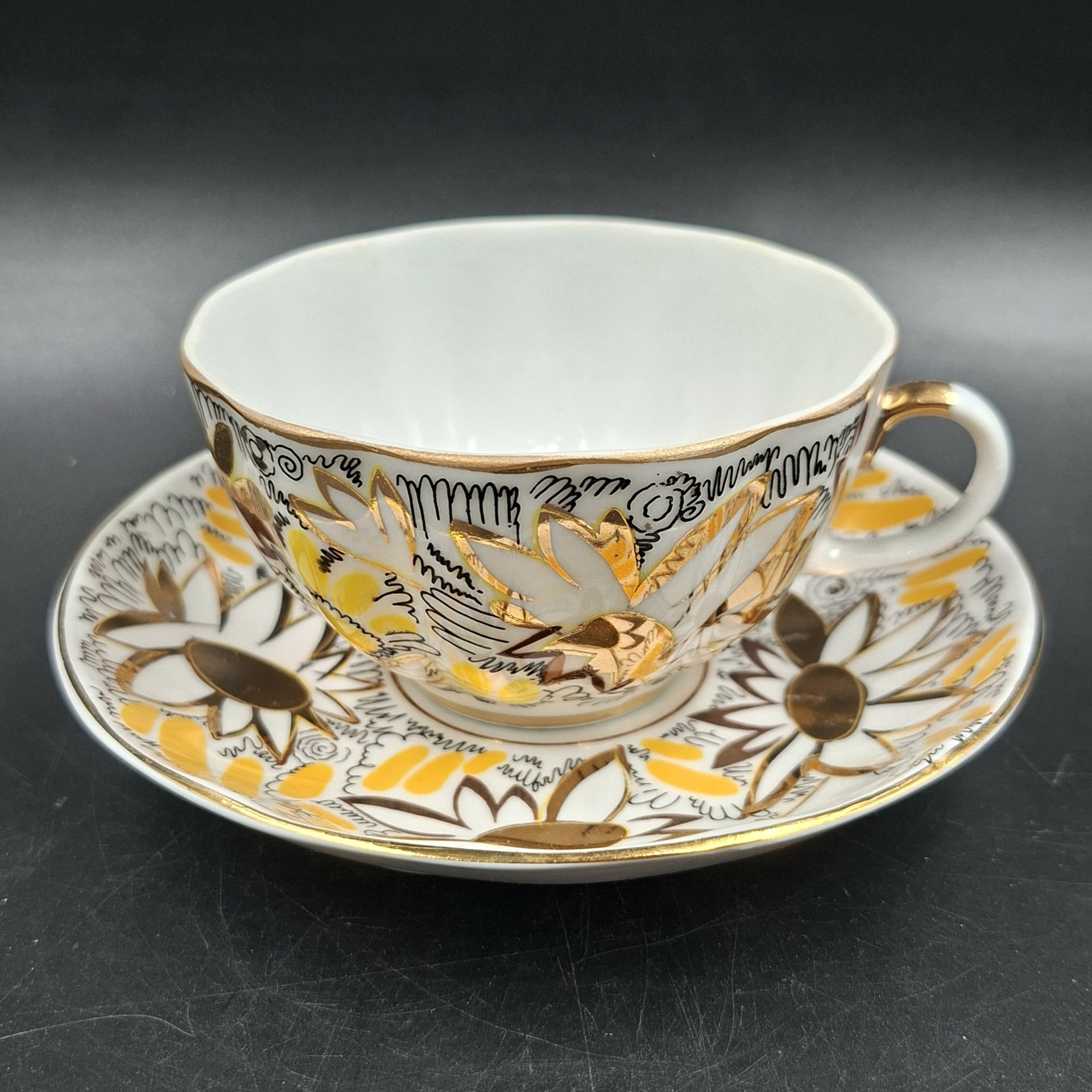 Пара чайная "Золотые ромашки", форма "Тюльпан", автор росписи Л.И. Григорьева, фарфор, деколь, золочение, Ленинградский фарфоровый завод (ЛФЗ), СССР, 1970-1992 гг.