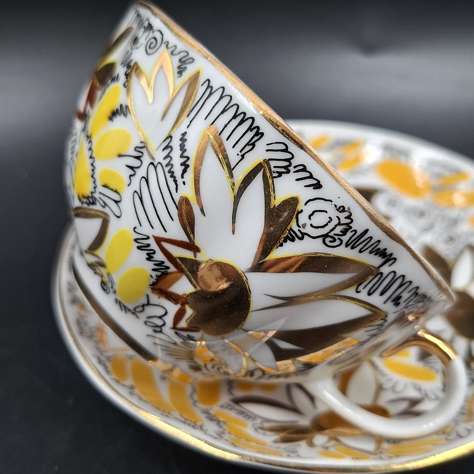 Пара чайная "Золотые ромашки", форма "Тюльпан", автор росписи Л.И. Григорьева, фарфор, деколь, золочение, Ленинградский фарфоровый завод (ЛФЗ), СССР, 1970-1992 гг.