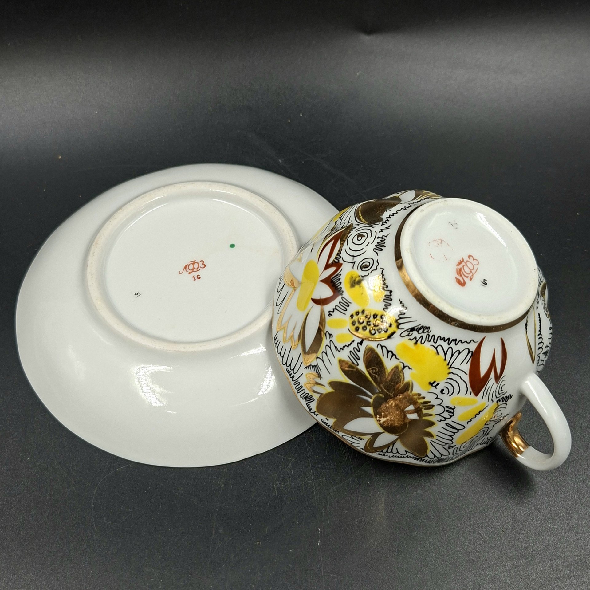 Пара чайная "Золотые ромашки", форма "Тюльпан", автор росписи Л.И. Григорьева, фарфор, деколь, золочение, Ленинградский фарфоровый завод (ЛФЗ), СССР, 1970-1992 гг.