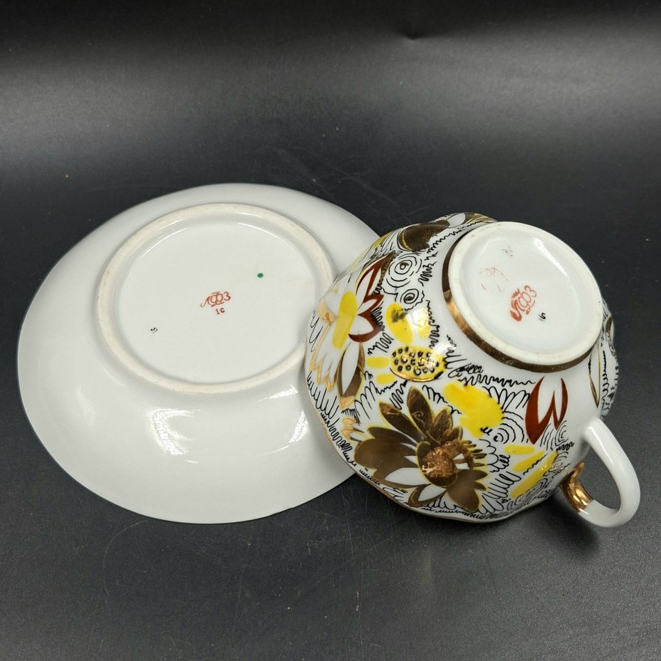 Пара чайная "Золотые ромашки", форма "Тюльпан", автор росписи Л.И. Григорьева, фарфор, деколь, золочение, Ленинградский фарфоровый завод (ЛФЗ), СССР, 1970-1992 гг.