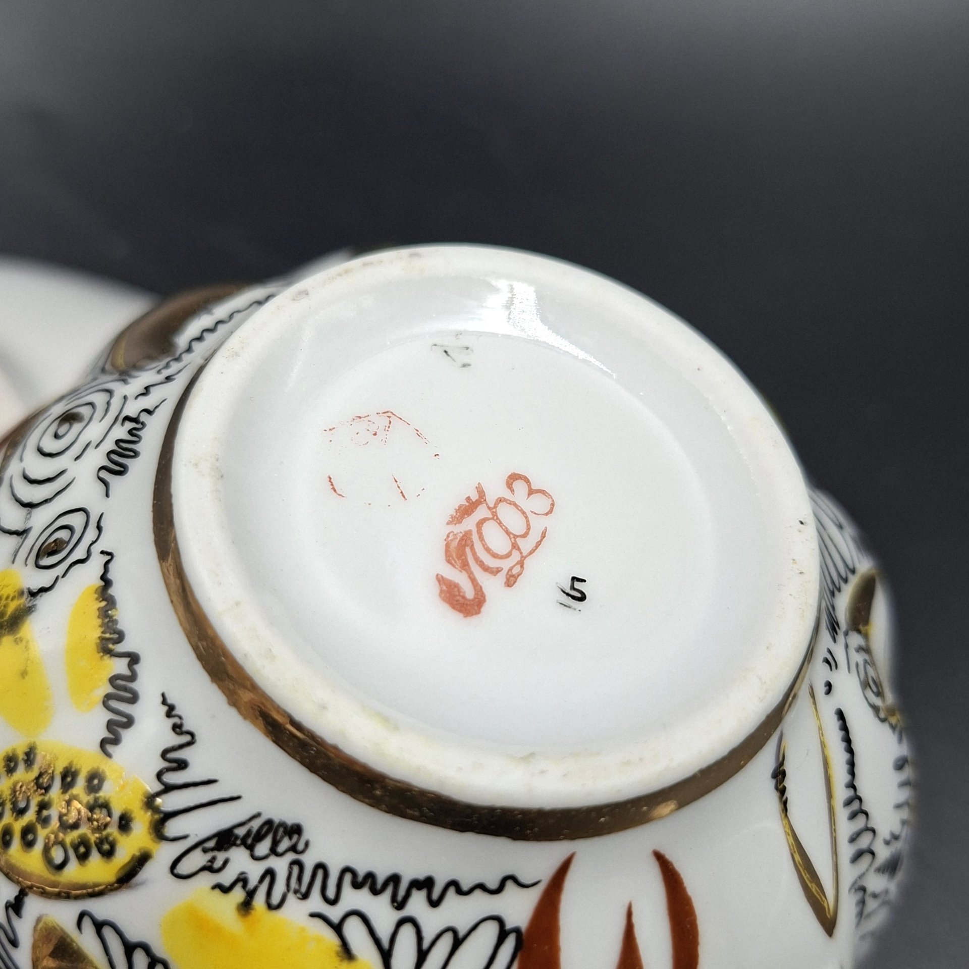 Пара чайная "Золотые ромашки", форма "Тюльпан", автор росписи Л.И. Григорьева, фарфор, деколь, золочение, Ленинградский фарфоровый завод (ЛФЗ), СССР, 1970-1992 гг.