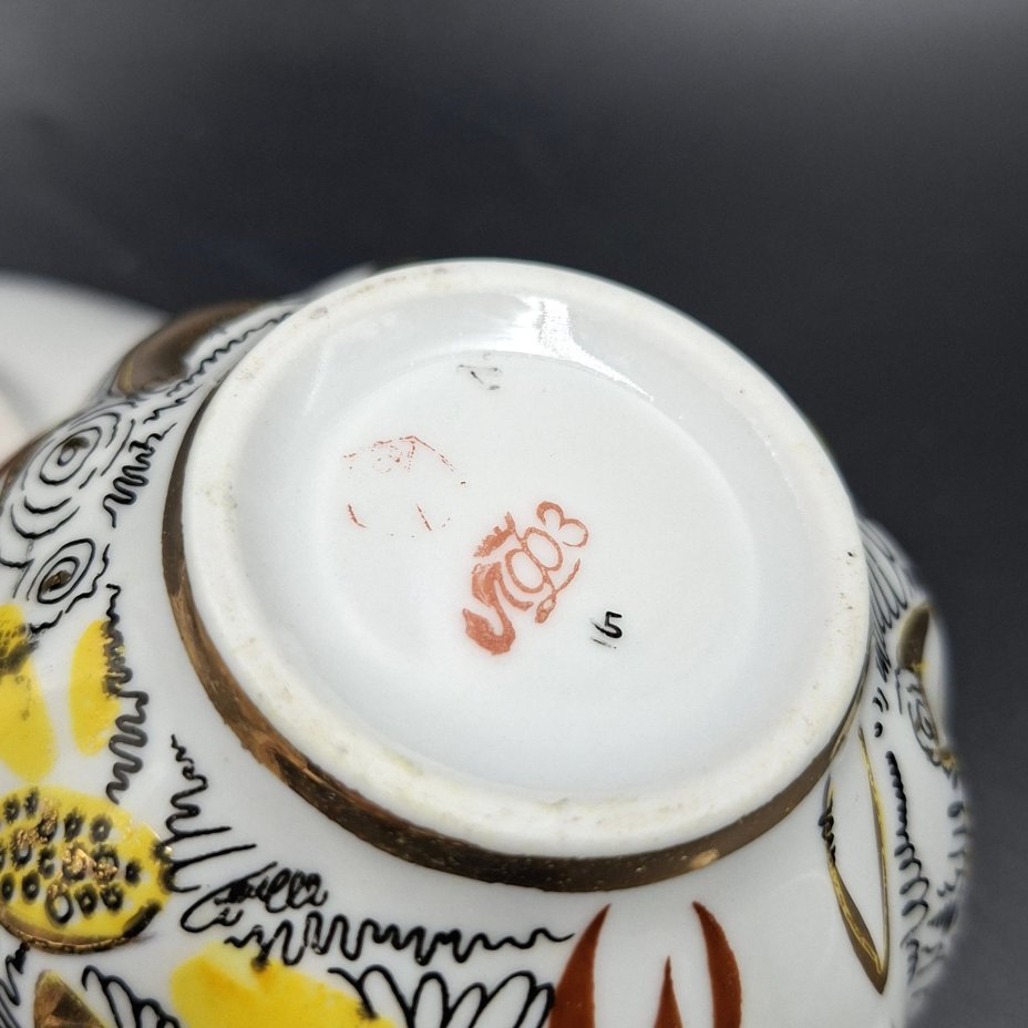 Пара чайная "Золотые ромашки", форма "Тюльпан", автор росписи Л.И. Григорьева, фарфор, деколь, золочение, Ленинградский фарфоровый завод (ЛФЗ), СССР, 1970-1992 гг.