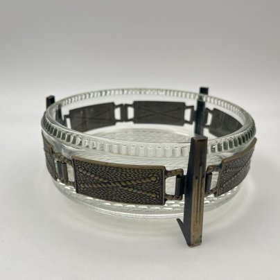 Конфетница на подставке с орнаментальным декором